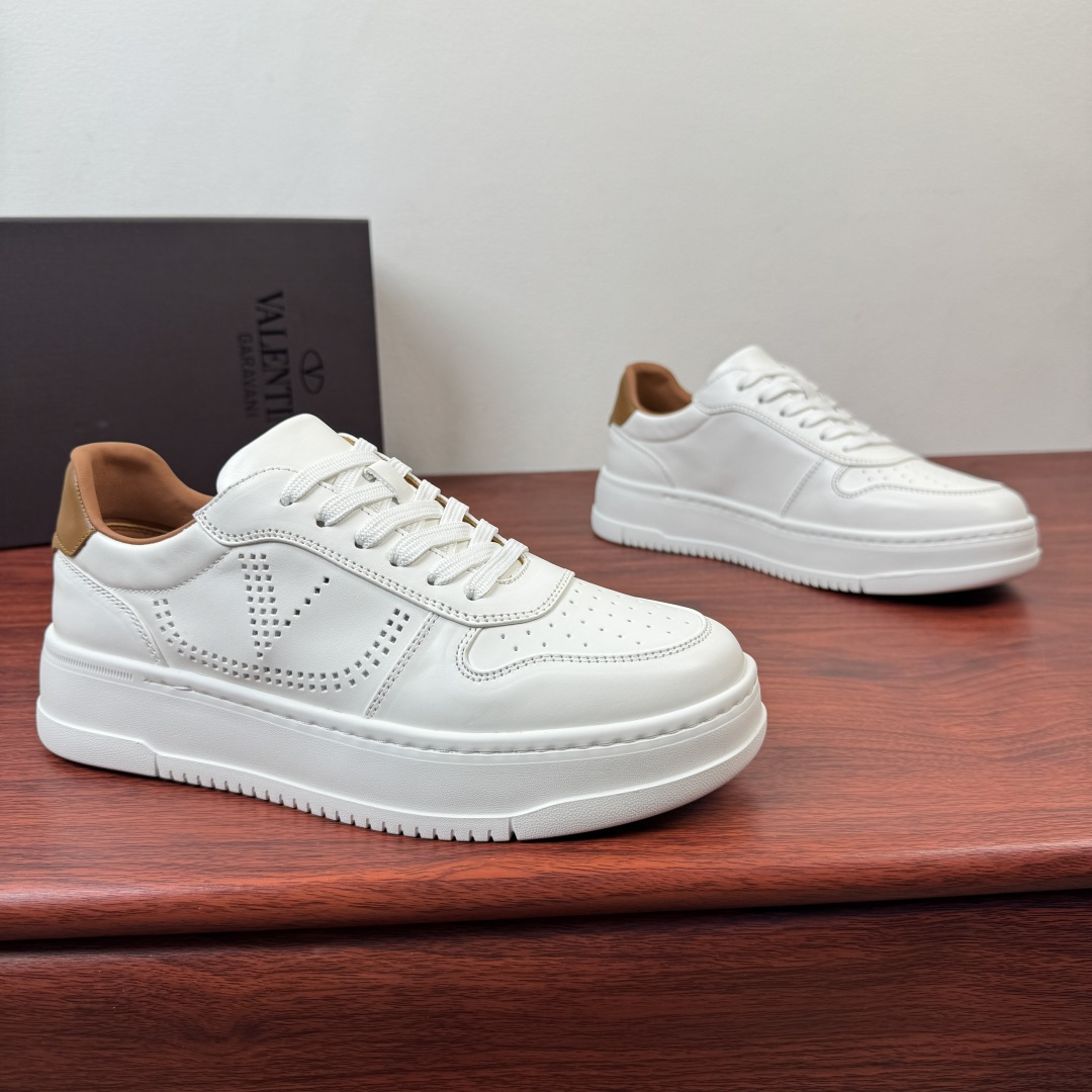 NO:781093,Batch Valentino/Valentino SPARRY men's cow leather sneakers!  High-quality hollow V-label sneakers, suitable for both commuting and leisure. The upper is made of first-layer cowhide/cow suede material, which is delicate and soft, breathable and not stuffy on the feet; the V-shaped hollow carvings on the sides are full of details and full of recognition without being exaggerated. Thick-soled sponge cake design, invisible heightening by 3-4cm, easily optimizes the leg shape, making it look taller without being bulky. Thickened latex feet, genuine leather, printed logo badge details!  The pure white model is clean and neat, suitable for commuting and daily wear; the gray-toned suede model is retro and high-end, easy to hold and relax. The ultra-light rubber outsole is non-slip and wear-resistant, and the upper foot is soft and comfortable, so you will not feel tired after walking for a long time. Complete package!  Size 39-40-41-42-43-44 leather shoe size (can be customized to 38.45.46) Item number T1021-15 white brown,,valentino,valentino,sneakers,cowhide19860909批 Valentino/华伦天奴 SPARRY男士牛皮革运动鞋！ 阶质感镂空V标板鞋,通勤休闲都能打 鞋面采用头层牛皮/牛反绒材质,细腻柔软,透气不闷脚；侧边V型镂空雕花,细节感拉满,辨识度拉满又不浮夸.厚底松糕设计,隐形增高3-4cm,轻松优化腿型,显高不笨重.加厚乳胶垫脚,真皮层,印刷logo徽章标识细节！ 纯白款干净利落,适配通勤、日常穿搭；灰调绒面款复古高级,轻松拿捏松弛感.超轻橡胶大底防滑耐磨,上脚软弹舒适,久走不累.全套包装！ 尺码39-40-41-42-43-44皮鞋尺码（可定制38.45.46） 货号T1021-15 白棕,,valentino,valentino,sneakers,cowhide,Men's shoes