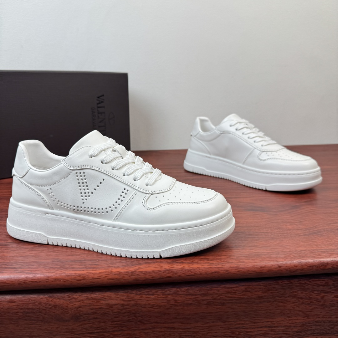 NO:781031,Batch Valentino/Valentino SPARRY men's cow leather sneakers!  High-quality hollow V-label sneakers, suitable for both commuting and leisure. The upper is made of first-layer cowhide/cow suede material, which is delicate and soft, breathable and not stuffy on the feet; the V-shaped hollow carvings on the sides are full of details and full of recognition without being exaggerated. Thick-soled sponge cake design, invisible heightening by 3-4cm, easily optimizes the leg shape, making it look taller without being bulky. Thickened latex feet, genuine leather, printed logo badge details!  The pure white model is clean and neat, suitable for commuting and daily wear; the gray-toned suede model is retro and high-end, easy to hold and relax. The ultra-light rubber outsole is non-slip and wear-resistant, and the upper foot is soft and comfortable, so you will not feel tired after walking for a long time. Complete package!  Size 39-40-41-42-43-44 leather shoe size (38.45.46 can be customized) Item number T1021-15 white,,valentino,valentino,sneakers,cowhide19860909批 Valentino/华伦天奴 SPARRY男士牛皮革运动鞋！ 阶质感镂空V标板鞋,通勤休闲都能打 鞋面采用头层牛皮/牛反绒材质,细腻柔软,透气不闷脚；侧边V型镂空雕花,细节感拉满,辨识度拉满又不浮夸.厚底松糕设计,隐形增高3-4cm,轻松优化腿型,显高不笨重.加厚乳胶垫脚,真皮层,印刷logo徽章标识细节！ 纯白款干净利落,适配通勤、日常穿搭；灰调绒面款复古高级,轻松拿捏松弛感.超轻橡胶大底防滑耐磨,上脚软弹舒适,久走不累.全套包装！ 尺码39-40-41-42-43-44皮鞋尺码（可定制38.45.46） 货号T1021-15 白色,,valentino,valentino,sneakers,cowhide,Men's shoes