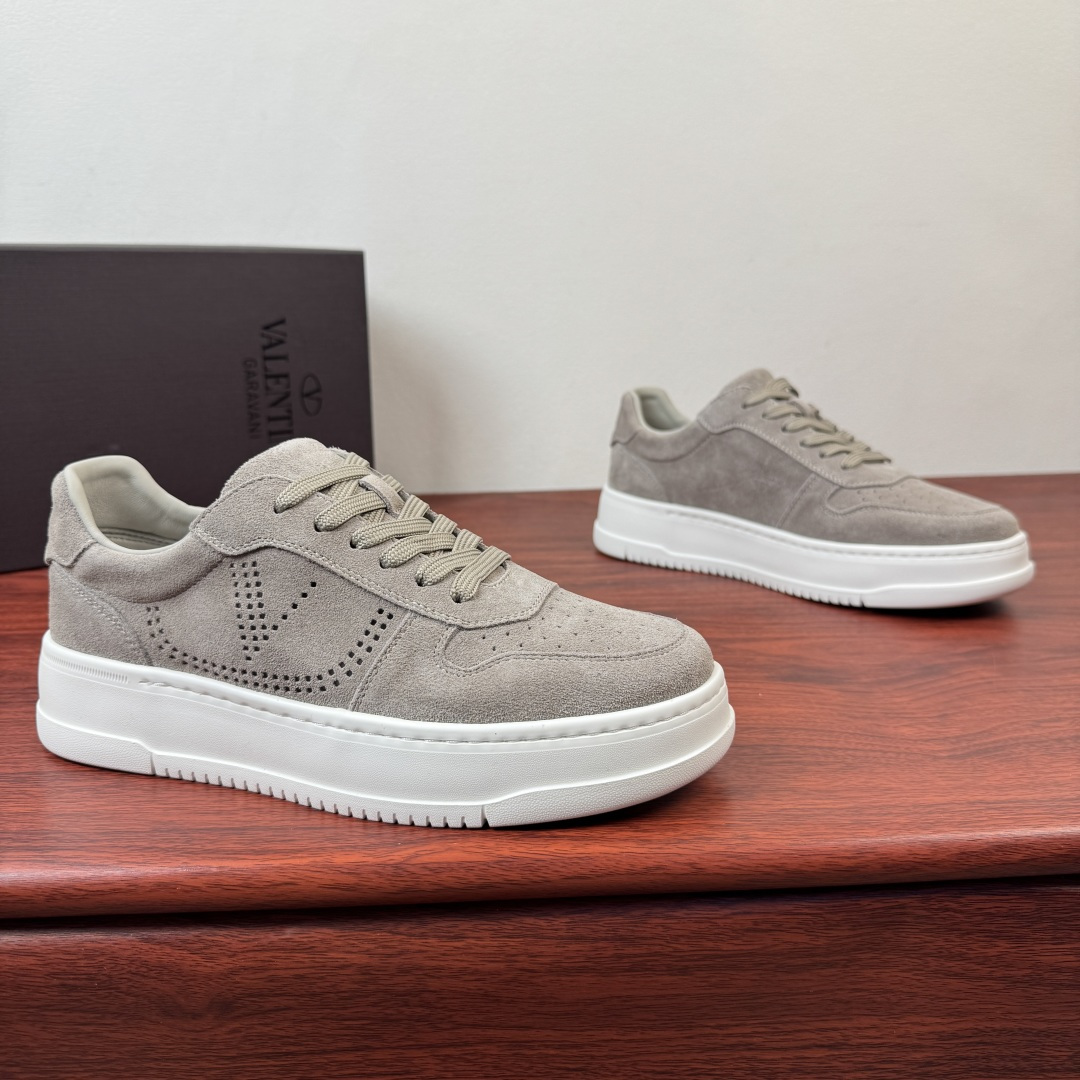 NO:781038,Batch Valentino/Valentino SPARRY men's cow leather sneakers!  High-quality hollow V-label sneakers, suitable for both commuting and leisure. The upper is made of first-layer cowhide/cow suede material, which is delicate and soft, breathable and not stuffy on the feet; the V-shaped hollow carvings on the sides are full of details and full of recognition without being exaggerated. Thick-soled sponge cake design, invisible heightening by 3-4cm, easily optimizes the leg shape, making it look taller without being bulky. Thickened latex feet, genuine leather, printed logo badge details!  The pure white model is clean and neat, suitable for commuting and daily wear; the gray-toned suede model is retro and high-end, easy to hold and relax. The ultra-light rubber outsole is non-slip and wear-resistant, and the upper foot is soft and comfortable, so you will not feel tired after walking for a long time. Complete package!  Size 39-40-41-42-43-44 leather shoe size (can be customized to 38.45.46) Item number T1021-15 gray,,valentino,valentino,sneakers,cowhide19860909批 Valentino/华伦天奴 SPARRY男士牛皮革运动鞋！ 阶质感镂空V标板鞋,通勤休闲都能打 鞋面采用头层牛皮/牛反绒材质,细腻柔软,透气不闷脚；侧边V型镂空雕花,细节感拉满,辨识度拉满又不浮夸.厚底松糕设计,隐形增高3-4cm,轻松优化腿型,显高不笨重.加厚乳胶垫脚,真皮层,印刷logo徽章标识细节！ 纯白款干净利落,适配通勤、日常穿搭；灰调绒面款复古高级,轻松拿捏松弛感.超轻橡胶大底防滑耐磨,上脚软弹舒适,久走不累.全套包装！ 尺码39-40-41-42-43-44皮鞋尺码（可定制38.45.46） 货号T1021-15 灰色,,valentino,valentino,sneakers,cowhide,Men's shoes