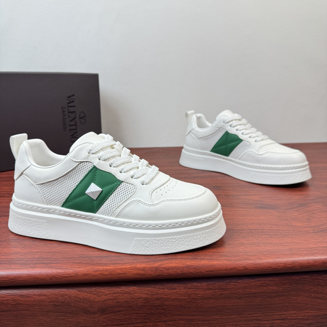 NO:781045,Batch Valentino/Valentino ONE STUD XL men's cow leather sneakers!  Thick-soled sneakers with light luxury texture, classic rivet style and a high-end feel on the feet. A must-have item for men's shoe cabinets!  These Valentino-style thick-soled white shoes combine texture and appearance. The upper is made of top-layer cowhide + breathable mesh. The cowhide part is delicate and crisp, with a full texture. The mesh area is breathable and not stuffy, making it refreshing to wear in spring and summer. The iconic diamond rivets  The nail design is highly recognizable, low-key and noble. The thick-soled sponge cake design can invisible increase the height by 3-4cm, easily optimizing the leg shape, making it appear taller without being bulky. The pure white model is clean and neat, while the green patchwork model is dynamic and eye-catching, suitable for commuting, leisure, going out and other scenes.  The rubber outsole is non-slip and wear-resistant. It is soft and elastic on the feet and comfortable, so you won’t feel tired after walking for a long time. It looks very stylish when paired with jeans and trousers. You can close your eyes without stepping on thunder!  Size 39-40-41-42-43-44 leather shoe size (can be customized to 38.45.46) Item number 57200651 white and green,,valentino,valentino,sneakers,jeans,cowhide19860909批 Valentino/华伦天奴 ONE STUD XL男士牛皮革运动鞋！ 轻奢质感厚底板鞋,经典铆钉风格上脚就是高级感 男士鞋柜刚需款！这款华伦天奴风厚底小白鞋,把质感与颜值拉满.鞋面采用头层牛皮+透气网布拼接打造,牛皮部分细腻挺括,质感拉满；网布区域透气不闷脚,春夏穿也清爽.标志性菱格铆钉设计,辨识度拉满,低调又显贵.厚底松糕设计,隐形增高3-4cm,轻松优化腿型,显高不笨重.纯白款干净利落,绿拼款活力吸睛,适配通勤、休闲、出街等多场景. 橡胶大底防滑耐磨,上脚软弹舒适,久走不累,搭配牛仔裤、西裤都超有型,闭眼入不踩雷！ 尺码39-40-41-42-43-44皮鞋尺码（可定制38.45.46） 货号57200651 白绿,,valentino,valentino,sneakers,jeans,cowhide,Men's shoes