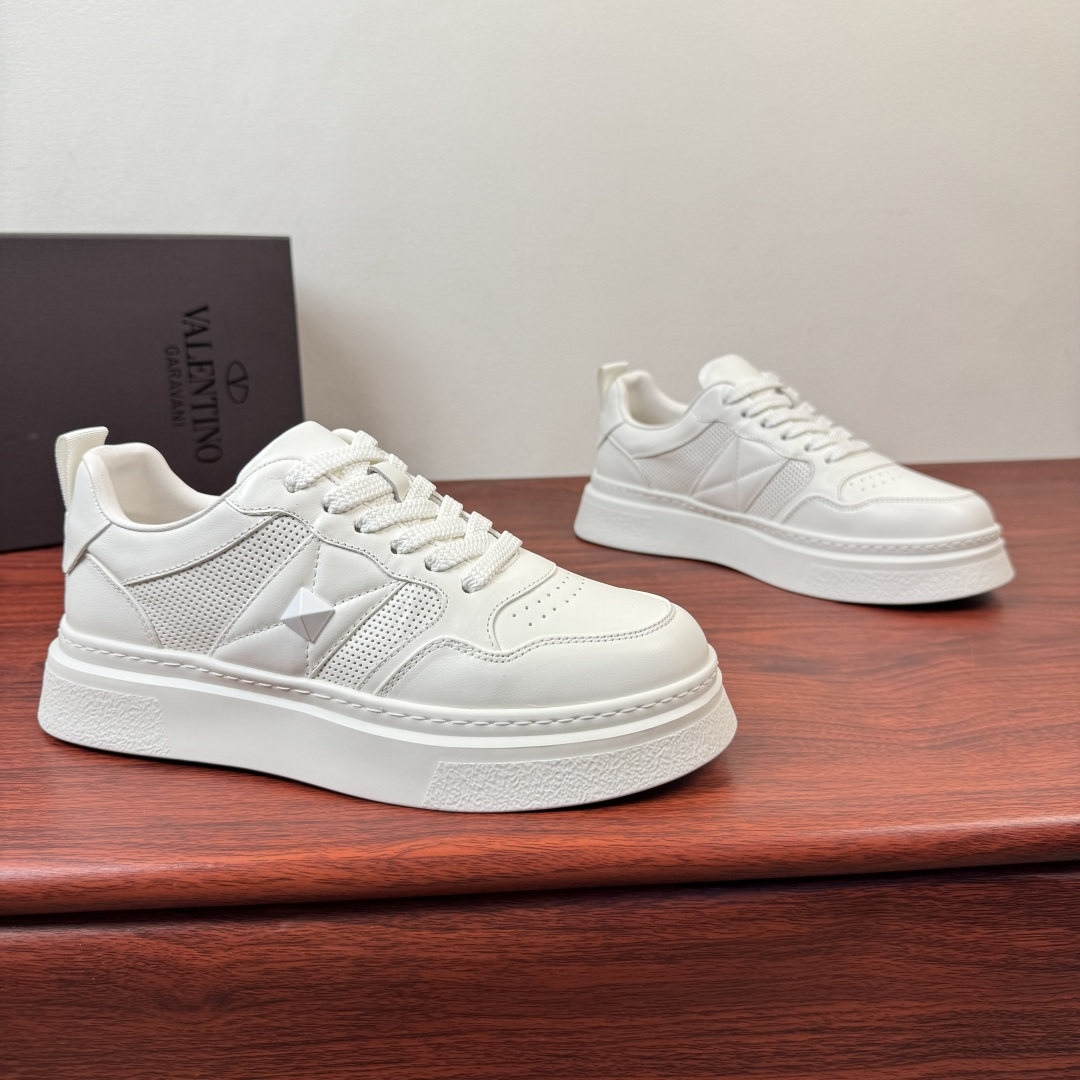 NO:781052,Batch Valentino/Valentino ONE STUD XL men's cow leather sneakers!  Thick-soled sneakers with light luxury texture, classic rivet style and a high-end feel on the feet. A must-have item for men's shoe cabinets!  These Valentino-style thick-soled white shoes combine texture and appearance. The upper is made of top-layer cowhide + breathable mesh. The cowhide part is delicate and crisp, with a full texture. The mesh area is breathable and not stuffy, making it refreshing to wear in spring and summer. The iconic diamond rivets  The nail design is highly recognizable, low-key and noble. The thick-soled sponge cake design can invisible increase the height by 3-4cm, easily optimizing the leg shape, making it appear taller without being bulky. The pure white model is clean and neat, while the green patchwork model is dynamic and eye-catching, suitable for commuting, leisure, going out and other scenes.  The rubber outsole is non-slip and wear-resistant. It is soft and elastic on the feet and comfortable, so you won’t feel tired after walking for a long time. It looks very stylish when paired with jeans and trousers. You can close your eyes without stepping on thunder!  Size 39-40-41-42-43-44 leather shoe size (can be customized to 38.45.46) Item number 57200651 white,,valentino,valentino,sneakers,jeans,cowhide19860909批 Valentino/华伦天奴 ONE STUD XL男士牛皮革运动鞋！ 轻奢质感厚底板鞋,经典铆钉风格上脚就是高级感 男士鞋柜刚需款！这款华伦天奴风厚底小白鞋,把质感与颜值拉满.鞋面采用头层牛皮+透气网布拼接打造,牛皮部分细腻挺括,质感拉满；网布区域透气不闷脚,春夏穿也清爽.标志性菱格铆钉设计,辨识度拉满,低调又显贵.厚底松糕设计,隐形增高3-4cm,轻松优化腿型,显高不笨重.纯白款干净利落,绿拼款活力吸睛,适配通勤、休闲、出街等多场景. 橡胶大底防滑耐磨,上脚软弹舒适,久走不累,搭配牛仔裤、西裤都超有型,闭眼入不踩雷！ 尺码39-40-41-42-43-44皮鞋尺码（可定制38.45.46） 货号57200651 白色,,valentino,valentino,sneakers,jeans,cowhide,Men's shoes