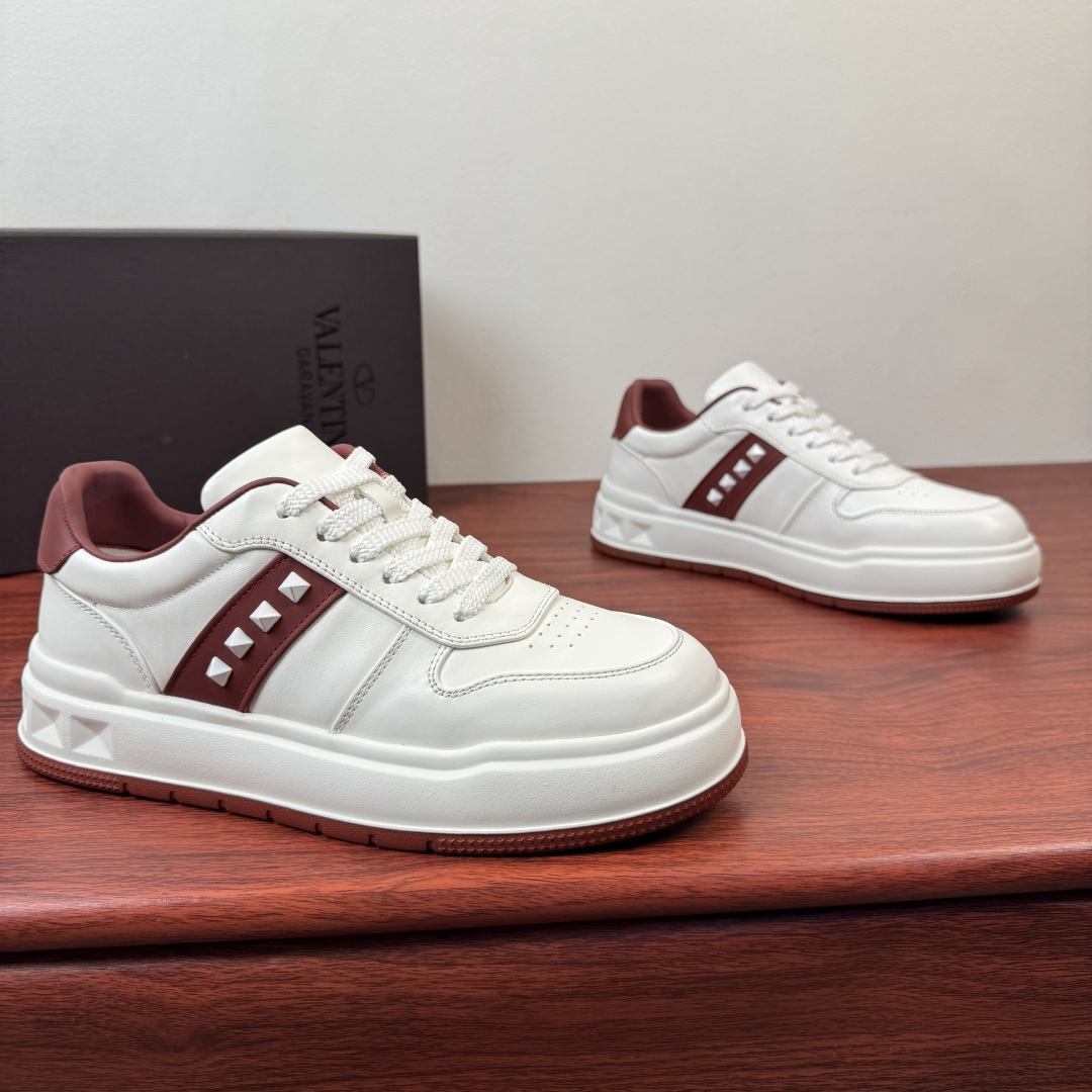 NO:781058,Batch Valentino/Valentino ONE STUD XL men's cow leather sneakers!  Light luxury thick-soled sneakers with rivets, a must-have for men with full texture. These Valentino-style thick-soled white shoes weld a sense of luxury to your feet!  The upper is made of first-layer cowhide, which is delicate and crisp, soft to the touch, and full of texture on the upper foot; the iconic rivet decoration + contrasting strip design are highly recognizable, low-key and noble. The shoe shape is a classic thick-soled platform version, with an invisible increase of 3-4cm, which can easily optimize the leg shape, appear taller but not bulky, and does not pick up the foot shape and does not press the foot.  The rubber outsole is non-slip and wear-resistant, with cushioning and rebound, so your feet won’t get tired after walking for a long time. The pure white model is clean and neat, while the brown model is retro and high-end. It is suitable for commuting, leisure, and going out on the street. It is super stylish when paired with jeans and trousers. It is a versatile model that can be kept in men’s shoe cabinets!  Size 39-40-41-42-43-44 leather shoe size (can be customized to 38.45.46) Item number 3683-6 white and red,,valentino,valentino,sneakers,jeans,cowhide19860909批 Valentino/华伦天奴 ONE STUD XL男士牛皮革运动鞋！ 轻奢铆钉厚底板鞋,质感拉满的男士刚需款 这款华伦天奴风厚底小白鞋,把高级感焊在脚上！鞋面采用头层牛皮打造,细腻挺括,触感柔软,上脚尽显质感；标志性铆钉装饰+撞色饰条设计,辨识度拉满,低调又显贵.鞋型是经典厚底松糕版型,隐形增高3-4cm,轻松优化腿型,显高不笨重,不挑脚型不压脚. 橡胶大底防滑耐磨,缓震回弹,久走不累脚.纯白款干净利落,棕拼款复古高级,适配通勤、休闲、出街全场景,搭配牛仔裤、西裤都超有型,男士鞋柜闭眼入的百搭款！ 尺码39-40-41-42-43-44皮鞋尺码（可定制38.45.46） 货号3683-6 白红,,valentino,valentino,sneakers,jeans,cowhide,Men's shoes