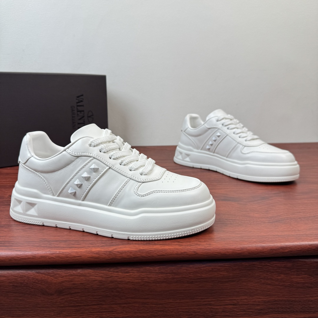 NO:781065,Batch Valentino/Valentino ONE STUD XL men's cow leather sneakers!  Light luxury thick-soled sneakers with rivets, a must-have for men with full texture. These Valentino-style thick-soled white shoes weld a sense of luxury to your feet!  The upper is made of first-layer cowhide, which is delicate and crisp, soft to the touch, and full of texture on the upper foot; the iconic rivet decoration + contrasting strip design are highly recognizable, low-key and noble. The shoe shape is a classic thick-soled platform version, with an invisible increase of 3-4cm, which can easily optimize the leg shape, appear taller but not bulky, and does not pick up the foot shape and does not press the foot.  The rubber outsole is non-slip and wear-resistant, with cushioning and rebound, so your feet won’t get tired after walking for a long time. The pure white model is clean and neat, while the brown model is retro and high-end. It is suitable for commuting, leisure, and going out on the street. It is super stylish when paired with jeans and trousers. It is a versatile model that can be kept in men’s shoe cabinets!  Size 39-40-41-42-43-44 leather shoe size (can be customized to 38.45.46) Item No. 3683-6 white,,valentino,valentino,sneakers,jeans,cowhide19860909批 Valentino/华伦天奴 ONE STUD XL男士牛皮革运动鞋！ 轻奢铆钉厚底板鞋,质感拉满的男士刚需款 这款华伦天奴风厚底小白鞋,把高级感焊在脚上！鞋面采用头层牛皮打造,细腻挺括,触感柔软,上脚尽显质感；标志性铆钉装饰+撞色饰条设计,辨识度拉满,低调又显贵.鞋型是经典厚底松糕版型,隐形增高3-4cm,轻松优化腿型,显高不笨重,不挑脚型不压脚. 橡胶大底防滑耐磨,缓震回弹,久走不累脚.纯白款干净利落,棕拼款复古高级,适配通勤、休闲、出街全场景,搭配牛仔裤、西裤都超有型,男士鞋柜闭眼入的百搭款！ 尺码39-40-41-42-43-44皮鞋尺码（可定制38.45.46） 货号3683-6 白色,,valentino,valentino,sneakers,jeans,cowhide,Men's shoes