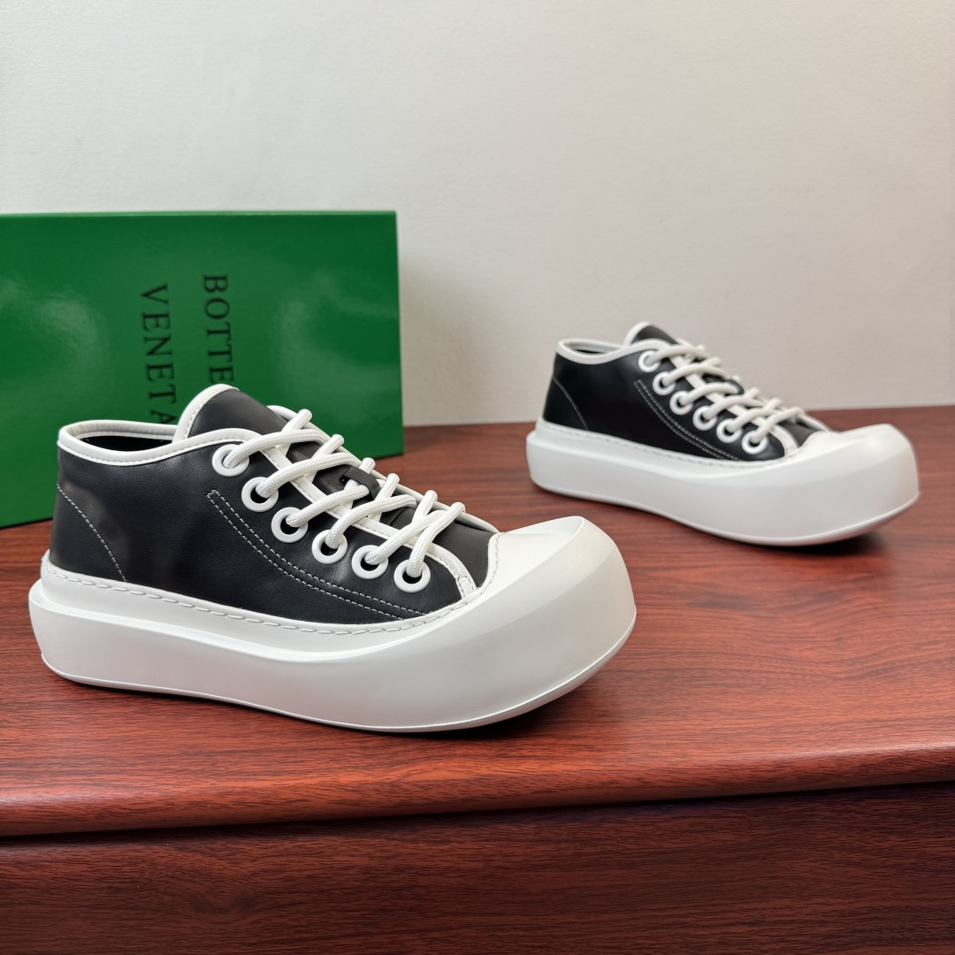 NO:781072,Batch Bottega Veneta/Bottega's new men's leather sneakers!  Bodie's home-style big-toe platform shoes are a versatile piece for fashionistas' shoe cabinets. Anyone who knows the art knows this!  This BV-style large-toe thick-soled sneaker directly brings out the sense of simplicity and luxury. It is a fairy style suitable for both men and women!  The upper is made of first-layer cowhide, which is delicate and soft, stiff and stylish, and has a texture as you wear it; the classic mid-top version is fully wrapped and can modify the foot shape without being bloated. The iconic large-toe thick sole design can invisible increase the height by 4-5cm, making it easy to pull  The long-leg shape looks tall but not bulky, and has a high-end feel on the feet. The pure white model is clean and refreshing, suitable for all spring and summer outfits; the black and white model is cool and neat, and can easily match the street trend. The rubber outsole is non-slip and wear-resistant, with cushioning and rebound, so your feet will not get tired after long walks.  Whether paired with jeans, casual pants or wide-leg pants, it can be easily worn, suitable for commuting, going out, and dating, and comes in a complete package!  Size 39-40-41-42-43-44 leather shoe size (can be customized to 38.45.46) Item number LC350-02 black,,bottega veneta,bottega veneta,bottega veneta,sneakers,jeans,cowhide19860909批 Bottega Veneta/葆蝶家 新款男士皮革运动鞋 ！ 葆蝶家风大头厚底鞋,潮人鞋柜的百搭神款 懂行的都懂！这款BV风大头厚底板鞋,把极简高级感直接拉满,男女通吃的神仙款！ 鞋面采用头层牛皮打造,细腻柔软,挺括有型,越穿越有质感；经典中帮版型,包裹性拉满,修饰脚型不臃肿.标志性大头厚底设计,隐形增高4-5cm,轻松拉长腿型,显高不笨重,上脚高级感十足.纯白款干净清爽,适配春夏所有穿搭；黑拼白款酷飒利落,轻松拿捏街头潮感.橡胶大底防滑耐磨,缓震回弹,久走不累脚. 无论是搭配牛仔裤、休闲裤还是阔腿裤,都能轻松驾驭,通勤、出街、约会全场景适配,全套包装！ 尺码39-40-41-42-43-44皮鞋尺码（可定制38.45.46） 货号LC350-02 黑色,,bottega veneta,bottega veneta,bottega veneta,sneakers,jeans,cowhide,Men's shoes