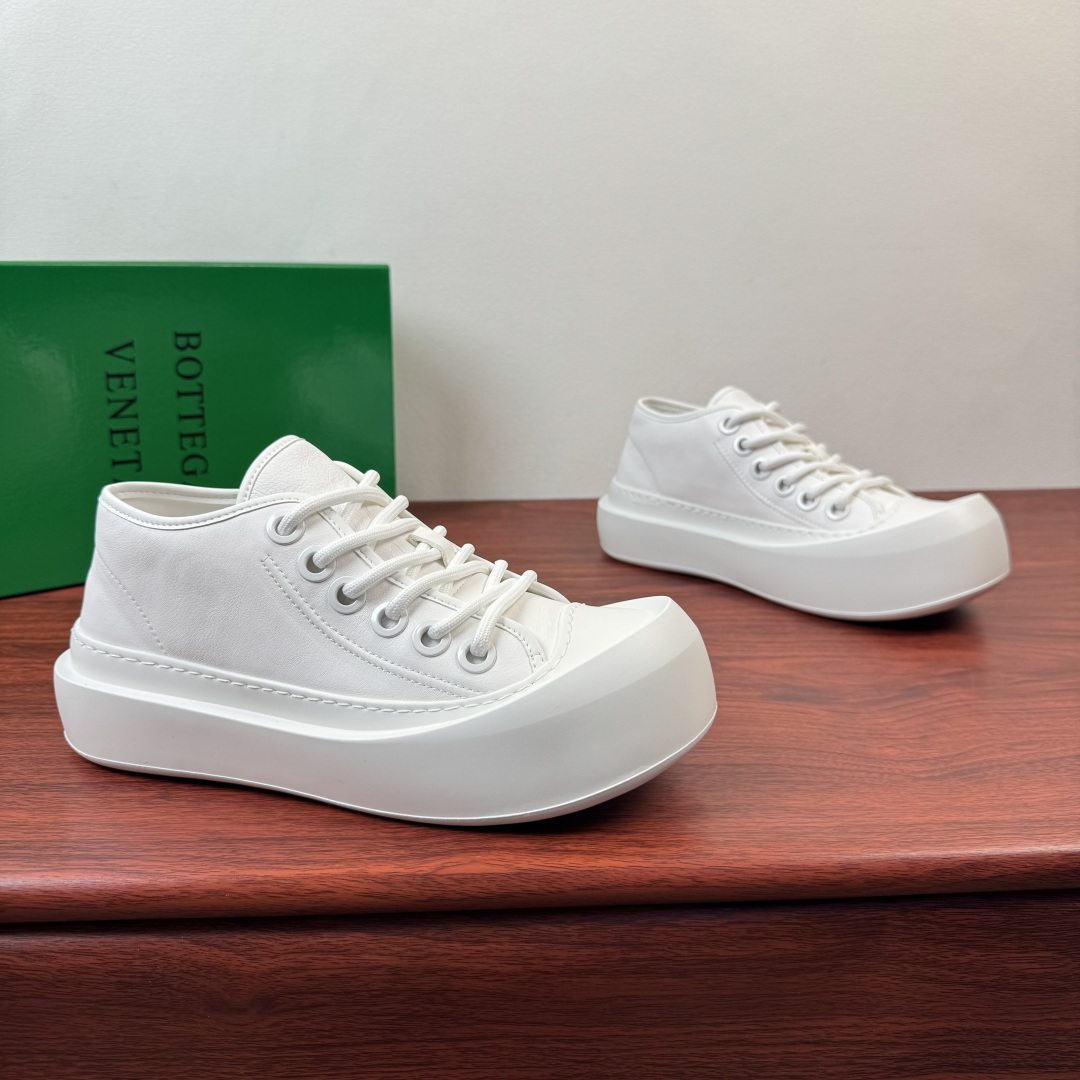 NO:781079,Batch Bottega Veneta/Bottega's new men's leather sneakers!  Bodie's home-style big-toe platform shoes are a versatile piece for fashionistas' shoe cabinets. Anyone who knows the art knows this!  This BV-style large-toe thick-soled sneaker directly brings out the sense of simplicity and luxury. It is a fairy style suitable for both men and women!  The upper is made of first-layer cowhide, which is delicate and soft, stiff and stylish, and has a texture as you wear it; the classic mid-top version is fully wrapped and can modify the foot shape without being bloated. The iconic large-toe thick sole design can invisible increase the height by 4-5cm, making it easy to pull  The long-leg shape looks tall but not bulky, and has a high-end feel on the feet. The pure white model is clean and refreshing, suitable for all spring and summer outfits; the black and white model is cool and neat, and can easily match the street trend. The rubber outsole is non-slip and wear-resistant, with cushioning and rebound, so your feet will not get tired after long walks.  Whether paired with jeans, casual pants or wide-leg pants, it can be easily worn, suitable for commuting, going out, and dating, and comes in a complete package!  Size 39-40-41-42-43-44 leather shoe size (can be customized to 38.45.46) Item number LC350-02 white,,bottega veneta,bottega veneta,bottega veneta,sneakers,jeans,cowhide19860909批 Bottega Veneta/葆蝶家 新款男士皮革运动鞋 ！ 葆蝶家风大头厚底鞋,潮人鞋柜的百搭神款 懂行的都懂！这款BV风大头厚底板鞋,把极简高级感直接拉满,男女通吃的神仙款！ 鞋面采用头层牛皮打造,细腻柔软,挺括有型,越穿越有质感；经典中帮版型,包裹性拉满,修饰脚型不臃肿.标志性大头厚底设计,隐形增高4-5cm,轻松拉长腿型,显高不笨重,上脚高级感十足.纯白款干净清爽,适配春夏所有穿搭；黑拼白款酷飒利落,轻松拿捏街头潮感.橡胶大底防滑耐磨,缓震回弹,久走不累脚. 无论是搭配牛仔裤、休闲裤还是阔腿裤,都能轻松驾驭,通勤、出街、约会全场景适配,全套包装！ 尺码39-40-41-42-43-44皮鞋尺码（可定制38.45.46） 货号LC350-02 白色,,bottega veneta,bottega veneta,bottega veneta,sneakers,jeans,cowhide,Men's shoes