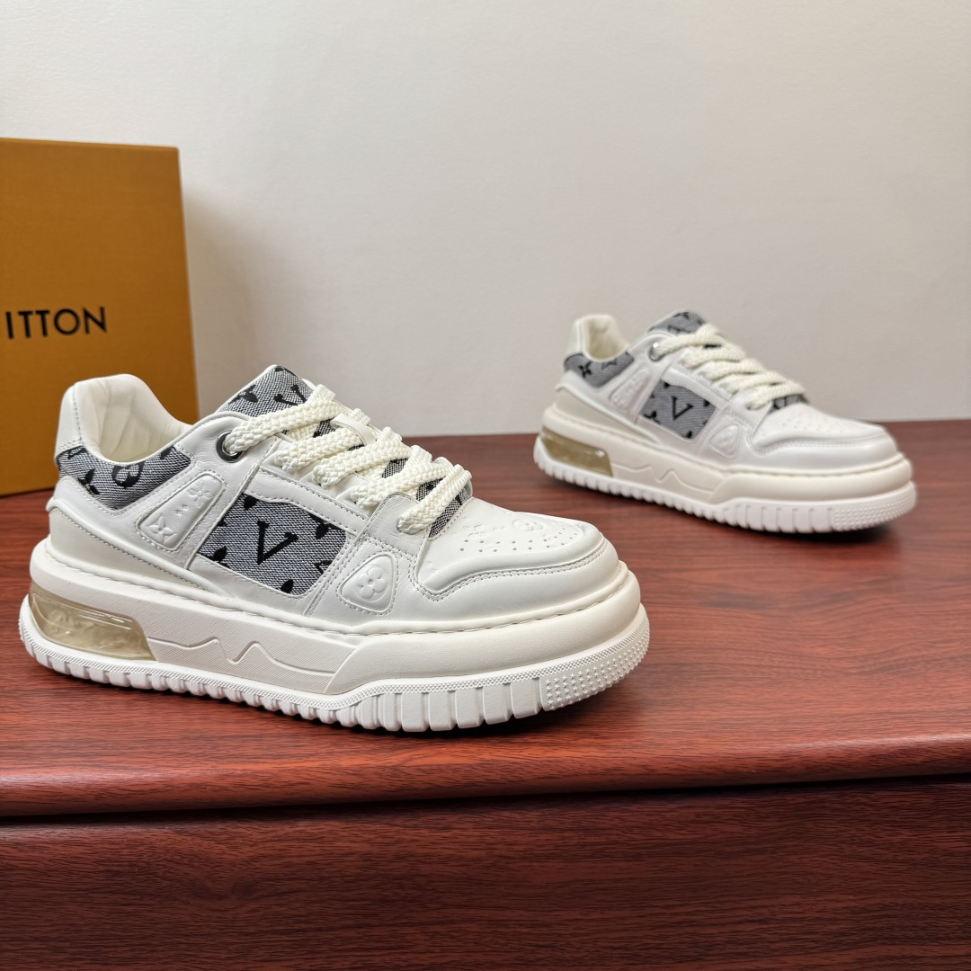 NO:782276,Batch LouisVuitton men's thick-soled air-cushion casual sneakers, a new choice for light luxury and fashion!  Luxurious and trendy thick-soled sneakers | The ultimate pairing shoe with both good looks and feel. Classic presbyopic elements collide with trendy sneaker styles, creating a sense of high-end that you will be captivated by at a glance!  The upper is made of fine first-layer cowhide stitched with presbyopic fabric, which has a full texture and is wear-resistant and anti-wear. The thick rope shoelace design is eye-catching and the thick-soled air-cushion outsole not only has a built-in 5cm+ invisible height increase, it can easily optimize the body proportions, and can also cushion and absorb shock, making it long-lasting.  The feet are not tired. They can be easily controlled during daily commuting, going out on the street, or dressing up as a couple. They instantly become fashionable and can easily capture the retro casual style. They are indispensable and versatile shoes in the shoe cabinet. They can be used with eyes closed without stepping on the thunder, and they can easily unlock the sense of style for the whole year!  Complete package!  Size 39-40-41-42-43-44 (can be customized to 45.46) Item number 1312505 white gray,,louis vuitton,louis vuitton,cowhide19860909批 LouisVuitton 路易威登男士厚底气垫休闲板鞋 轻奢潮搭新选择！ 奢潮厚底板鞋｜颜值与脚感双在线的穿搭神鞋 经典老花元素碰撞潮流板鞋版型,一眼沦陷的高级感！鞋面采用细腻头层牛皮拼接老花面料,质感拉满,耐磨抗造.粗绳鞋带设计个性吸睛,厚底气垫大底不仅自带5cm+隐形增高,轻松优化身材比例,更能缓冲减震,久穿不累脚.日常通勤、出街炸街、情侣穿搭都能轻松驾驭.上脚秒变潮人,轻松拿捏复古休闲风,是鞋柜里不可或缺的百搭神鞋,闭眼入不踩雷,轻松解锁全年穿搭氛围感！全套包装！ 尺码39-40-41-42-43-44（可定制45.46） 货号1312505 白灰,,louis vuitton,louis vuitton,cowhide,Men's shoes