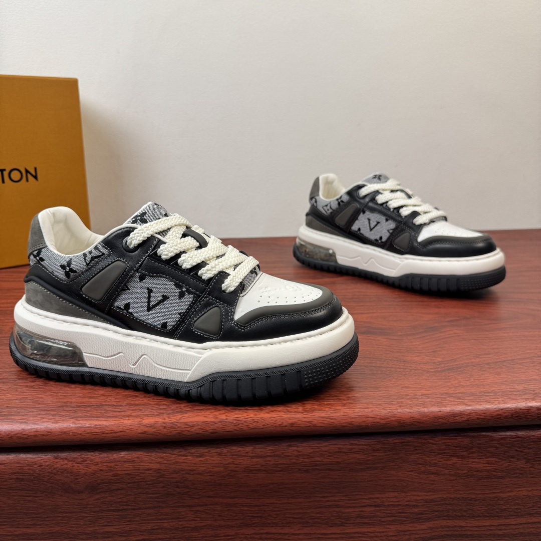NO:782281,Batch LouisVuitton men's thick-soled air-cushion casual sneakers, a new choice for light luxury and fashion!  Luxurious and trendy thick-soled sneakers | The ultimate pairing shoe with both good looks and feel. Classic presbyopic elements collide with trendy sneaker styles, creating a sense of high-end that you will be captivated by at a glance!  The upper is made of fine first-layer cowhide stitched with presbyopic fabric, which has a full texture and is wear-resistant and anti-wear. The thick rope shoelace design is eye-catching and the thick-soled air-cushion outsole not only has a built-in 5cm+ invisible height increase, it can easily optimize the body proportions, and can also cushion and absorb shock, making it long-lasting.  The feet are not tired. They can be easily controlled during daily commuting, going out on the street, or dressing up as a couple. They instantly become fashionable and can easily capture the retro casual style. They are indispensable and versatile shoes in the shoe cabinet. They can be used with eyes closed without stepping on the thunder, and they can easily unlock the sense of style for the whole year!  Complete package!  Size 39-40-41-42-43-44 (can be customized to 45.46) Item number 1312505 black and gray,,louis vuitton,louis vuitton,cowhide19860909批 LouisVuitton 路易威登男士厚底气垫休闲板鞋 轻奢潮搭新选择！ 奢潮厚底板鞋｜颜值与脚感双在线的穿搭神鞋 经典老花元素碰撞潮流板鞋版型,一眼沦陷的高级感！鞋面采用细腻头层牛皮拼接老花面料,质感拉满,耐磨抗造.粗绳鞋带设计个性吸睛,厚底气垫大底不仅自带5cm+隐形增高,轻松优化身材比例,更能缓冲减震,久穿不累脚.日常通勤、出街炸街、情侣穿搭都能轻松驾驭.上脚秒变潮人,轻松拿捏复古休闲风,是鞋柜里不可或缺的百搭神鞋,闭眼入不踩雷,轻松解锁全年穿搭氛围感！全套包装！ 尺码39-40-41-42-43-44（可定制45.46） 货号1312505 黑灰,,louis vuitton,louis vuitton,cowhide,Men's shoes