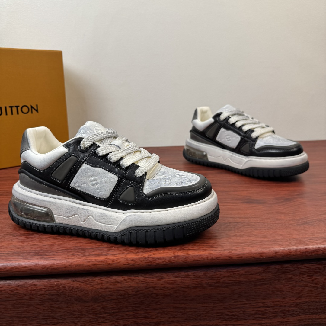 NO:782286,Batch LouisVuitton men's thick-soled air-cushion casual sneakers, a new choice for light luxury and fashion!  Air-cushion thick-soled casual sneakers, unlocking a new style of luxury wear. Classic logo splicing design, a luxury item that will fall into your eyes at a glance!  The upper is spliced ​​with fine textured materials and embellished with retro patterns, showing a high-end texture in a low-key manner. The thick-soled shape has a heightening effect, which can easily optimize the proportion of the body. The upper foot will become longer in seconds. The air-cushion technology makes it light and rebound when walking, and it is full of comfort ~ It can be easily controlled in daily outings and casual gatherings. It is an indispensable fashion currency in the shoe cabinet. You can enjoy both style and comfort when you buy it!  Complete package!  Size 39-40-41-42-43-44 (can be customized to 45.46) Item number 3210291 black and white,,louis vuitton,louis vuitton19860909批 LouisVuitton 路易威登 男士厚底气垫休闲板鞋 轻奢潮搭新选择！ 气垫厚底休闲板鞋,解锁奢潮穿搭新格调 经典标识拼接设计,一眼沦陷的奢潮单品！鞋面采用细腻质感材质拼接,搭配复古花纹点缀,低调中尽显高级质感.厚底造型自带增高效果,轻松优化身材比例,上脚秒变大长腿,气垫工艺加持,行走间轻盈回弹,舒适度拉满～日常出街、休闲聚会皆能轻松驾驭,轻松拿捏潮流氛围感,是鞋柜里不可或缺的时尚硬通货,入手即享格调与舒适双在线！全套包装！ 尺码39-40-41-42-43-44（可定制45.46） 货号3210291 黑白,,louis vuitton,louis vuitton,Men's shoes
