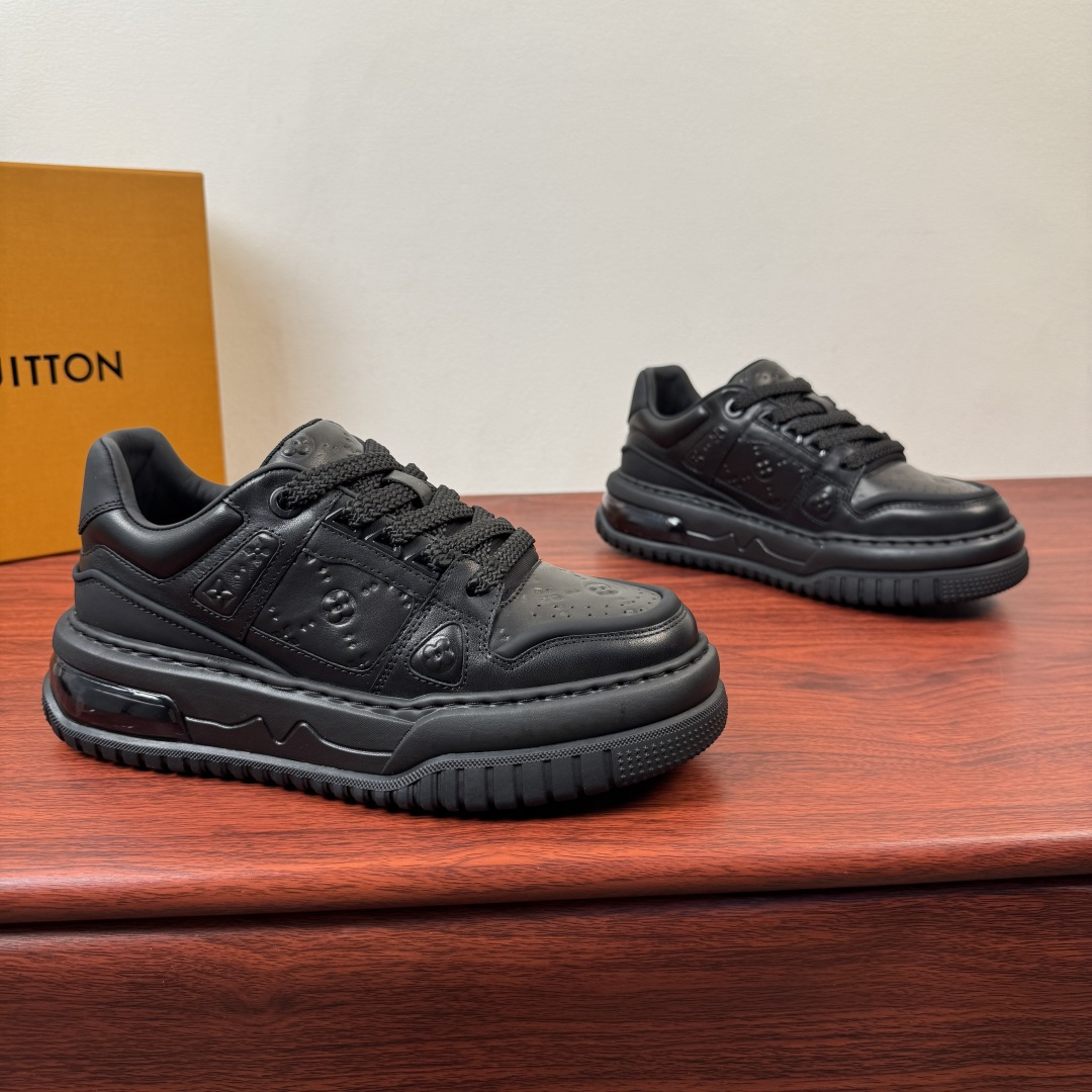 NO:782291,Batch LouisVuitton men's thick-soled air-cushion casual sneakers, a new choice for light luxury and fashion!  Air-cushion thick-soled casual sneakers, unlocking a new style of luxury wear. Classic logo splicing design, a luxury item that will fall into your eyes at a glance!  The upper is spliced ​​with fine textured materials and embellished with retro patterns, showing a high-end texture in a low-key manner. The thick-soled shape has a heightening effect, which can easily optimize the proportion of the body. The upper foot will become longer in seconds. The air-cushion technology makes it light and rebound when walking, and it is full of comfort ~ It can be easily controlled in daily outings and casual gatherings. It is an indispensable fashion currency in the shoe cabinet. You can enjoy both style and comfort when you buy it!  Complete package!  Size 39-40-41-42-43-44 (can be customized to 45.46) Item number 3210291 black,,louis vuitton,louis vuitton19860909批 LouisVuitton 路易威登 男士厚底气垫休闲板鞋 轻奢潮搭新选择！ 气垫厚底休闲板鞋,解锁奢潮穿搭新格调 经典标识拼接设计,一眼沦陷的奢潮单品！鞋面采用细腻质感材质拼接,搭配复古花纹点缀,低调中尽显高级质感.厚底造型自带增高效果,轻松优化身材比例,上脚秒变大长腿,气垫工艺加持,行走间轻盈回弹,舒适度拉满～日常出街、休闲聚会皆能轻松驾驭,轻松拿捏潮流氛围感,是鞋柜里不可或缺的时尚硬通货,入手即享格调与舒适双在线！全套包装！ 尺码39-40-41-42-43-44（可定制45.46） 货号3210291 黑色,,louis vuitton,louis vuitton,Men's shoes