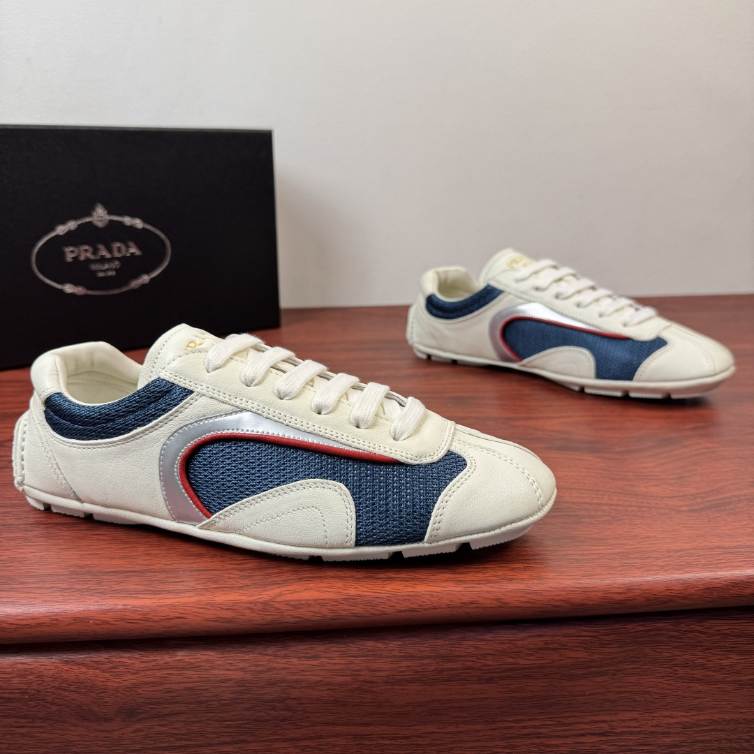 NO:781841,Batch PRADA/Prada Montecarlo Re-Edition 2005 retro sheepskin sneakers shipped This sneaker was first launched in 2005 as Linea  Launched as part of the Rossa series, comfort is combined in sophisticated and innovative designs. The latest model adopts a sporty style, returning with soft suede cow leather and textile mesh uppers, with visible top stitching, echoing the dynamic lines of the original style. Inspired by driving shoes, the lightweight and flexible leather-covered insole is paired with a rubber deconstructed sole, giving the sneaker a light appearance and smooth aesthetic. The tongue is decorated with gold-plated logo logo, and the sheepskin lining is equipped with gold label cowhide foot pads, making the upper foot light, comfortable and breathable!  Comes with full set of original packaging dust bag!  Size 39-40-41-42-43-44 Standard leather shoe size (45 can be customized and non-returnable) Item number 4E1166 Blue and white, prada, prada, sneakers, cowhide, sheepskin19860909批 PRADA/普拉达 Montecarlo Re-Edition 2005 复古羊皮革运动鞋出货 这款运动鞋于2005年首次作为Linea Rossa系列的一部分推出,在精致创新的设计中结合了舒适性.最新款式采用运动风格,以柔软绒面牛皮革和织物网眼鞋面回归,搭配可见的顶线缝合,呼应原始款式的动感线条.受驾驶鞋启发,轻便柔韧灵活的皮革包覆内底搭配橡胶解构鞋底,赋予运动鞋轻盈的外观和流畅的美感.鞋舌烫金logo徽标装饰,羊皮内里配以金标牛皮垫脚,上脚轻便舒适透气！配全套原包装防尘袋！ 尺码39-40-41-42-43-44 标准皮鞋码（45可定做不退换） 货号4E1166 蓝白,,prada,prada,sneakers,cowhide,sheepskin,Men's shoes
