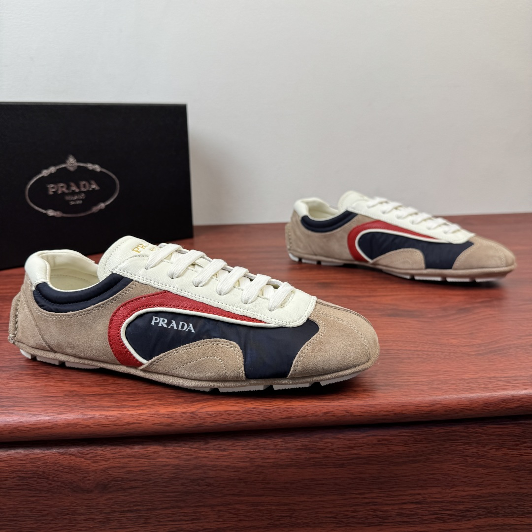 NO:781848,Batch PRADA/Prada Montecarlo Re-Edition 2005 retro sheepskin sneakers shipped This sneaker was first launched in 2005 as Linea  Launched as part of the Rossa series, comfort is combined in sophisticated and innovative designs. The latest model adopts a sporty style, returning with soft suede cow leather and textile mesh uppers, with visible top stitching, echoing the dynamic lines of the original style. Inspired by driving shoes, the lightweight and flexible leather-covered insole is paired with a rubber deconstructed sole, giving the sneaker a light appearance and smooth aesthetic. The tongue is decorated with gold-plated logo logo, and the sheepskin lining is equipped with gold label cowhide foot pads, making the upper foot light, comfortable and breathable!  Comes with full set of original packaging dust bag!  Size 39-40-41-42-43-44 Standard leather shoe size (45 can be customized and non-returnable) Item number 4E1166 Apricot white, prada, prada, sneakers, cowhide, sheepskin19860909批 PRADA/普拉达 Montecarlo Re-Edition 2005 复古羊皮革运动鞋出货 这款运动鞋于2005年首次作为Linea Rossa系列的一部分推出,在精致创新的设计中结合了舒适性.最新款式采用运动风格,以柔软绒面牛皮革和织物网眼鞋面回归,搭配可见的顶线缝合,呼应原始款式的动感线条.受驾驶鞋启发,轻便柔韧灵活的皮革包覆内底搭配橡胶解构鞋底,赋予运动鞋轻盈的外观和流畅的美感.鞋舌烫金logo徽标装饰,羊皮内里配以金标牛皮垫脚,上脚轻便舒适透气！配全套原包装防尘袋！ 尺码39-40-41-42-43-44 标准皮鞋码（45可定做不退换） 货号4E1166 杏白,,prada,prada,sneakers,cowhide,sheepskin,Men's shoes