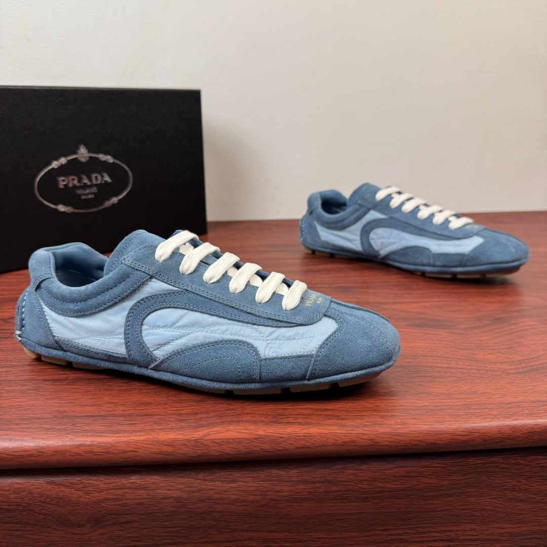 NO:781854,First batch of PRADA/Prada Montecarlo men's sneakers shipped. This sneaker was first launched as Linea in 2005.  Launched as part of the Rossa series, it combines comfort in sophisticated and innovative designs. The latest style adopts a sporty style, returning with suede cow leather and nylon cloth upper, with visible top stitching, echoing the dynamic lines of the original style. Inspired by driving shoes, the lightweight and flexible leather-covered insole is paired with a rubber deconstructed sole, giving the sneaker a lightweight appearance and smooth aesthetic. The toe is decorated with a gold-labeled cowhide logo, and is equipped with a gold label cowhide foot pad, making the upper foot light, comfortable and breathable!  Comes with full set of original packaging dust bag!  Size 39-40-41-42-43-44 Standard leather shoe size (45 can be customized and non-returnable) Item number 4E2470B blue, prada, prada, sneakers, cowhide19860909批 PRADA/普拉达 Montecarlo 男士运动鞋出货 这款运动鞋于2005年首次作为Linea Rossa系列的一部分推出,在精致创新的设计中结合了舒适性.最新款式采用运动风格,以绒面牛皮革和尼龙布面鞋面回归,搭配可见的顶线缝合,呼应原始款式的动感线条.受驾驶鞋启发,轻便柔韧灵活的皮革包覆内底搭配橡胶解构鞋底,赋予运动鞋轻盈的外观和流畅的美感.鞋头烫金logo徽标装饰,配以金标牛皮垫脚,上脚轻便舒适透气！配全套原包装防尘袋！ 尺码39-40-41-42-43-44 标准皮鞋码（45可定做不退换） 货号4E2470B 蓝色,,prada,prada,sneakers,cowhide,Men's shoes