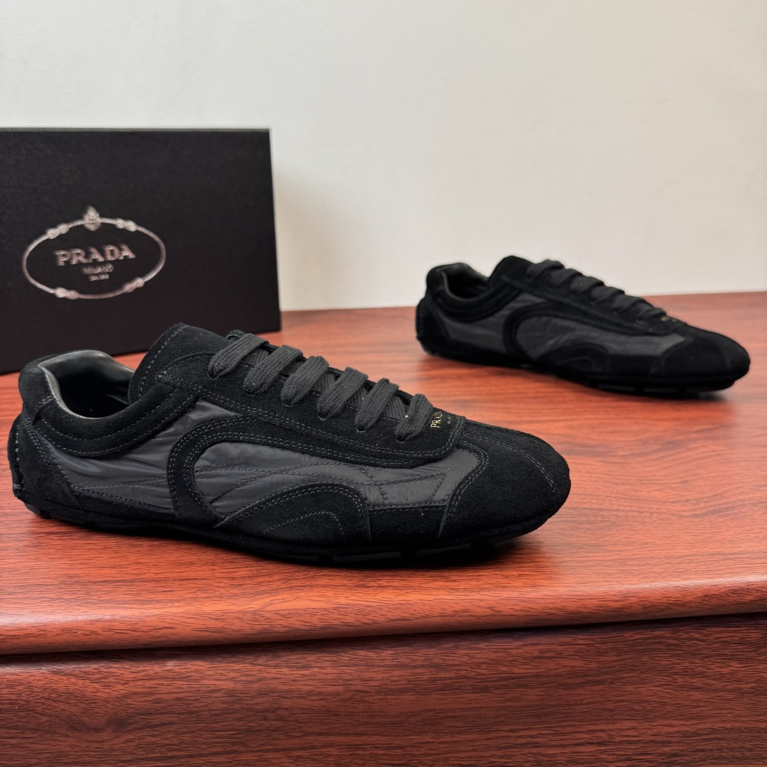 NO:781861,First batch of PRADA/Prada Montecarlo men's sneakers shipped. This sneaker was first launched as Linea in 2005.  Launched as part of the Rossa series, it combines comfort in sophisticated and innovative designs. The latest style adopts a sporty style, returning with suede cow leather and nylon cloth upper, with visible top stitching, echoing the dynamic lines of the original style. Inspired by driving shoes, the lightweight and flexible leather-covered insole is paired with a rubber deconstructed sole, giving the sneaker a lightweight appearance and smooth aesthetic. The toe is decorated with a gold-labeled cowhide logo, and is equipped with a gold label cowhide foot pad, making the upper foot light, comfortable and breathable!  Comes with full set of original packaging dust bag!  Size 39-40-41-42-43-44 Standard leather shoe size (45 can be customized and non-returnable) Item number 4E2470B black, prada, prada, sneakers, cowhide19860909批 PRADA/普拉达 Montecarlo 男士运动鞋出货 这款运动鞋于2005年首次作为Linea Rossa系列的一部分推出,在精致创新的设计中结合了舒适性.最新款式采用运动风格,以绒面牛皮革和尼龙布面鞋面回归,搭配可见的顶线缝合,呼应原始款式的动感线条.受驾驶鞋启发,轻便柔韧灵活的皮革包覆内底搭配橡胶解构鞋底,赋予运动鞋轻盈的外观和流畅的美感.鞋头烫金logo徽标装饰,配以金标牛皮垫脚,上脚轻便舒适透气！配全套原包装防尘袋！ 尺码39-40-41-42-43-44 标准皮鞋码（45可定做不退换） 货号4E2470B 黑色,,prada,prada,sneakers,cowhide,Men's shoes