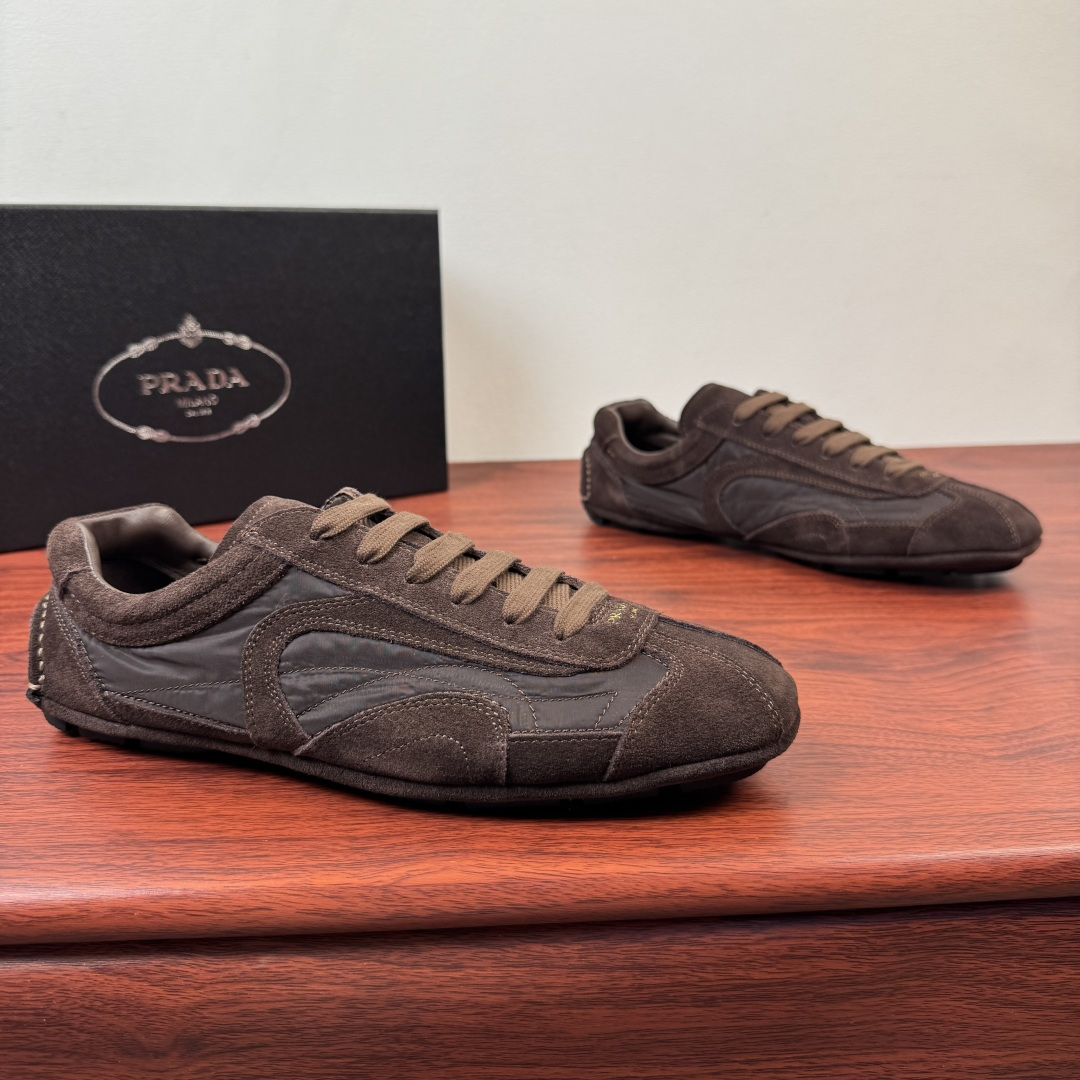NO:781868,First batch of PRADA/Prada Montecarlo men's sneakers shipped. This sneaker was first launched as Linea in 2005.  Launched as part of the Rossa series, it combines comfort in sophisticated and innovative designs. The latest style adopts a sporty style, returning with suede cow leather and nylon cloth upper, with visible top stitching, echoing the dynamic lines of the original style. Inspired by driving shoes, the lightweight and flexible leather-covered insole is paired with a rubber deconstructed sole, giving the sneaker a lightweight appearance and smooth aesthetic. The toe is decorated with a gold-labeled cowhide logo, and is equipped with a gold label cowhide foot pad, making the upper foot light, comfortable and breathable!  Comes with full set of original packaging dust bag!  Size 39-40-41-42-43-44 Standard leather shoe size (45 can be customized and non-returnable) Item number 4E2470B Coffee color, prada, prada, sneakers, cowhide19860909批 PRADA/普拉达 Montecarlo 男士运动鞋出货 这款运动鞋于2005年首次作为Linea Rossa系列的一部分推出,在精致创新的设计中结合了舒适性.最新款式采用运动风格,以绒面牛皮革和尼龙布面鞋面回归,搭配可见的顶线缝合,呼应原始款式的动感线条.受驾驶鞋启发,轻便柔韧灵活的皮革包覆内底搭配橡胶解构鞋底,赋予运动鞋轻盈的外观和流畅的美感.鞋头烫金logo徽标装饰,配以金标牛皮垫脚,上脚轻便舒适透气！配全套原包装防尘袋！ 尺码39-40-41-42-43-44 标准皮鞋码（45可定做不退换） 货号4E2470B 咖色,,prada,prada,sneakers,cowhide,Men's shoes