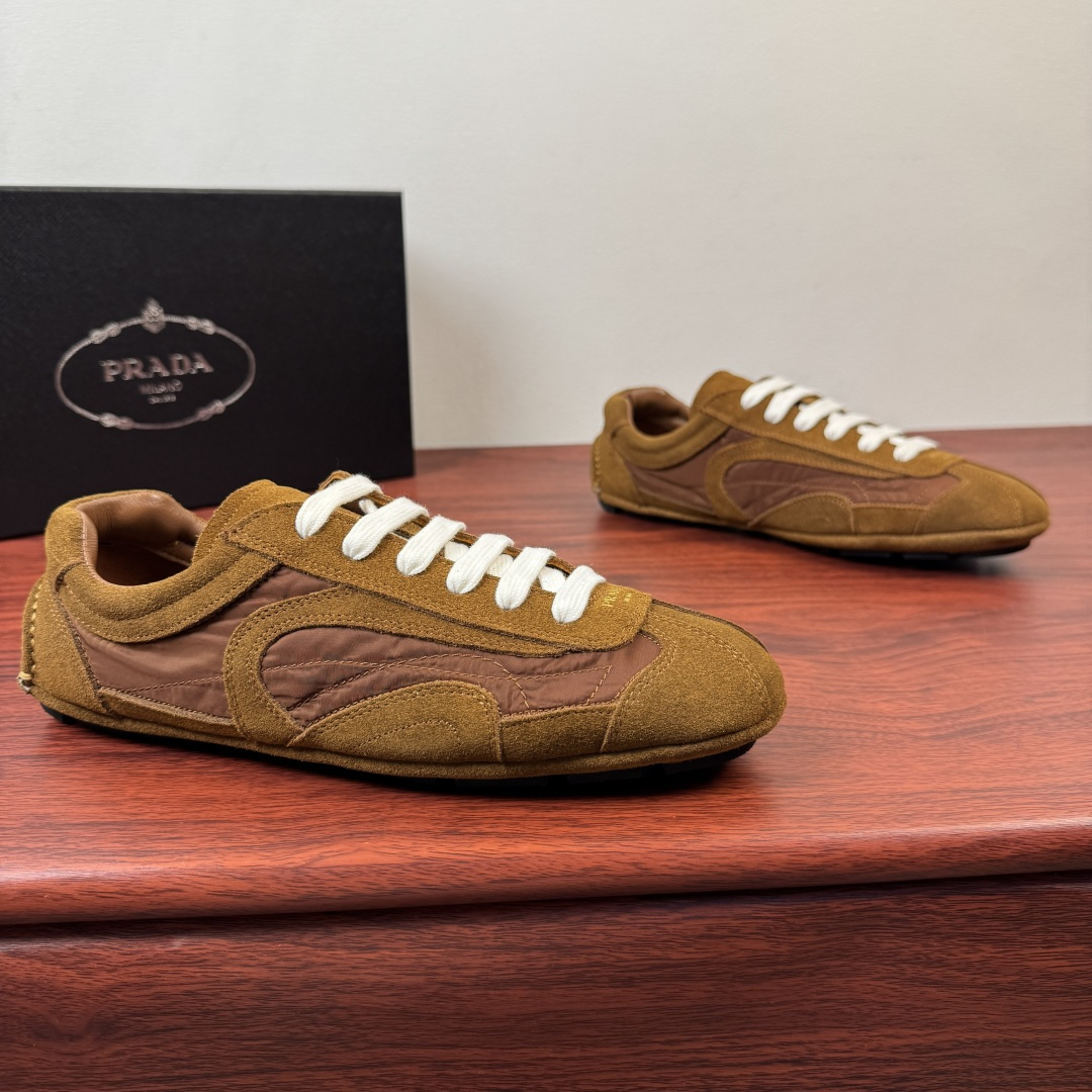 NO:781874,First batch of PRADA/Prada Montecarlo men's sneakers shipped. This sneaker was first launched as Linea in 2005.  Launched as part of the Rossa series, it combines comfort in sophisticated and innovative designs. The latest style adopts a sporty style, returning with suede cow leather and nylon cloth upper, with visible top stitching, echoing the dynamic lines of the original style. Inspired by driving shoes, the lightweight and flexible leather-covered insole is paired with a rubber deconstructed sole, giving the sneaker a lightweight appearance and smooth aesthetic. The toe is decorated with a gold-labeled cowhide logo, and is equipped with a gold label cowhide foot pad, making the upper foot light, comfortable and breathable!  Comes with full set of original packaging dust bag!  Size 39-40-41-42-43-44 Standard leather shoe size (45 can be customized and non-returnable) Item number 4E2470B brown, prada, prada, sneakers, cowhide19860909批 PRADA/普拉达 Montecarlo 男士运动鞋出货 这款运动鞋于2005年首次作为Linea Rossa系列的一部分推出,在精致创新的设计中结合了舒适性.最新款式采用运动风格,以绒面牛皮革和尼龙布面鞋面回归,搭配可见的顶线缝合,呼应原始款式的动感线条.受驾驶鞋启发,轻便柔韧灵活的皮革包覆内底搭配橡胶解构鞋底,赋予运动鞋轻盈的外观和流畅的美感.鞋头烫金logo徽标装饰,配以金标牛皮垫脚,上脚轻便舒适透气！配全套原包装防尘袋！ 尺码39-40-41-42-43-44 标准皮鞋码（45可定做不退换） 货号4E2470B 棕色,,prada,prada,sneakers,cowhide,Men's shoes