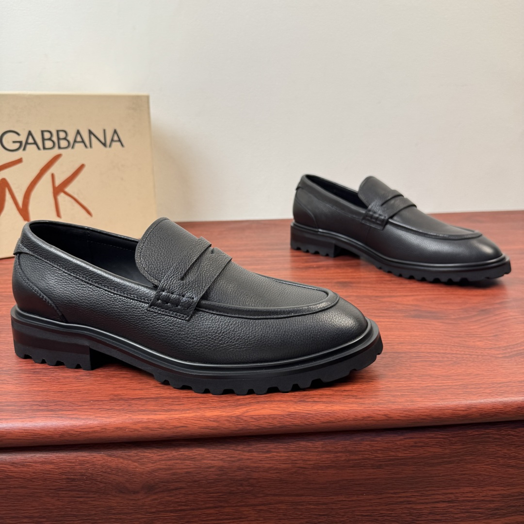 NO:782408,Batch Dolce&Gabbana's new men's grained leather loafers!  Integrating elegant design and craftsmanship, the assistant pays attention to formal styling, and selects high-quality soft calfskin leather uppers. The texture is soft and thin, comfortable and extremely tough at the same time. It is durable and not easy to deform. Classic European and American version, loose style, simple one-slip version, full calfskin lining, genuine leather feet  Classic black webbing (white printed letter badge logo details), hemming and sewing technology, full of details. The leather-fitting decoration on the heel is eye-catching with the DG hardware letter logo. The real thing is even better. If you pursue high quality, take a look and come with a full set of packaging!  Size 39-40-41-42-43-44 leather shoe size (can be customized to 45.46) Item number 2DG503 loafers black,,Dolce&Gabbana,Dolce&Gabbana,loafers,cowhide19860909批 杜嘉班纳/Dolce&Gabbana 新款男士粒面皮革乐福鞋！ 融汇优雅设计与手工精艺,助理考究正装造型,甄选优质柔软的小牛皮皮革鞋面,柔软试试纹理柔薄,舒适的同时皆具极强的韧性,经久耐穿不易变形,经典欧美版型,宽松风格,一脚蹬简约版型,全小牛皮内里,真皮垫脚 经典黑色织带（白色印刷字母徽章标识细节）,折边缝制工艺,细节满满.后跟真皮贴合装饰以DG五金字母标识特色吸睛.实物更赞,追求高品质看过来,配全套包装！ 尺码39-40-41-42-43-44皮鞋尺码（可定制45.46） 货号2DG503乐福鞋 黑色,,Dolce&Gabbana,Dolce&Gabbana,loafers,cowhide,Men's shoes