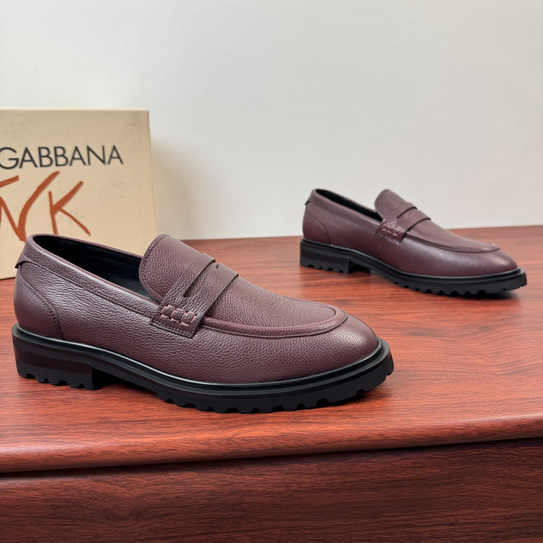 NO:782416,Batch Dolce&Gabbana's new men's grained leather loafers!  Integrating elegant design and craftsmanship, the assistant pays attention to formal styling, and selects high-quality soft calfskin leather uppers. The texture is soft and thin, comfortable and extremely tough at the same time. It is durable and not easy to deform. Classic European and American version, loose style, simple one-slip version, full calfskin lining, genuine leather feet  Classic black webbing (white printed letter badge logo details), hemming and sewing technology, full of details. The leather-fitting decoration on the heel is eye-catching with the DG hardware letter logo. The real thing is even better. If you pursue high quality, take a look and come with a full set of packaging!  Size 39-40-41-42-43-44 leather shoe size (can be customized to 45.46) Item number 2DG503 loafers burgundy,,Dolce&Gabbana,Dolce&Gabbana,loafers,cowhide19860909批 杜嘉班纳/Dolce&Gabbana 新款男士粒面皮革乐福鞋！ 融汇优雅设计与手工精艺,助理考究正装造型,甄选优质柔软的小牛皮皮革鞋面,柔软试试纹理柔薄,舒适的同时皆具极强的韧性,经久耐穿不易变形,经典欧美版型,宽松风格,一脚蹬简约版型,全小牛皮内里,真皮垫脚 经典黑色织带（白色印刷字母徽章标识细节）,折边缝制工艺,细节满满.后跟真皮贴合装饰以DG五金字母标识特色吸睛.实物更赞,追求高品质看过来,配全套包装！ 尺码39-40-41-42-43-44皮鞋尺码（可定制45.46） 货号2DG503乐福鞋 酒红,,Dolce&Gabbana,Dolce&Gabbana,loafers,cowhide,Men's shoes