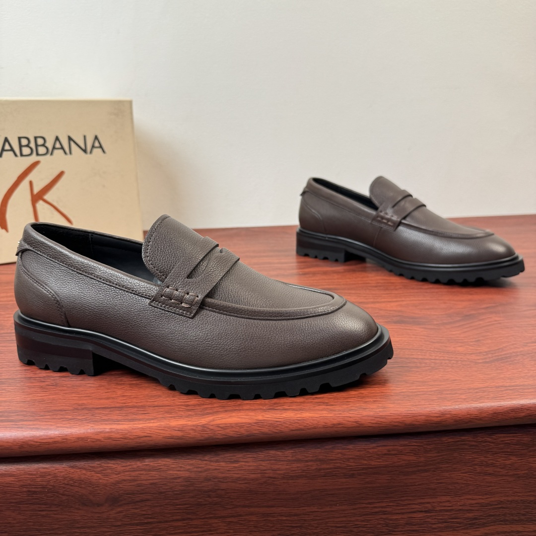 NO:782423,Batch Dolce&Gabbana's new men's grained leather loafers!  Integrating elegant design and craftsmanship, the assistant pays attention to formal styling, and selects high-quality soft calfskin leather uppers. The texture is soft and thin, comfortable and extremely tough at the same time. It is durable and not easy to deform. Classic European and American version, loose style, simple one-slip version, full calfskin lining, genuine leather feet  Classic black webbing (white printed letter badge logo details), hemming and sewing technology, full of details. The leather-fitting decoration on the heel is eye-catching with the DG hardware letter logo. The real thing is even better. If you pursue high quality, take a look and come with a full set of packaging!  Size 39-40-41-42-43-44 Leather shoe size (can be customized to 45.46) Item number 2DG503 loafers coffee color,,Dolce&Gabbana,Dolce&Gabbana,loafers,cowhide19860909批 杜嘉班纳/Dolce&Gabbana 新款男士粒面皮革乐福鞋！ 融汇优雅设计与手工精艺,助理考究正装造型,甄选优质柔软的小牛皮皮革鞋面,柔软试试纹理柔薄,舒适的同时皆具极强的韧性,经久耐穿不易变形,经典欧美版型,宽松风格,一脚蹬简约版型,全小牛皮内里,真皮垫脚 经典黑色织带（白色印刷字母徽章标识细节）,折边缝制工艺,细节满满.后跟真皮贴合装饰以DG五金字母标识特色吸睛.实物更赞,追求高品质看过来,配全套包装！ 尺码39-40-41-42-43-44皮鞋尺码（可定制45.46） 货号2DG503乐福鞋 咖色,,Dolce&Gabbana,Dolce&Gabbana,loafers,cowhide,Men's shoes