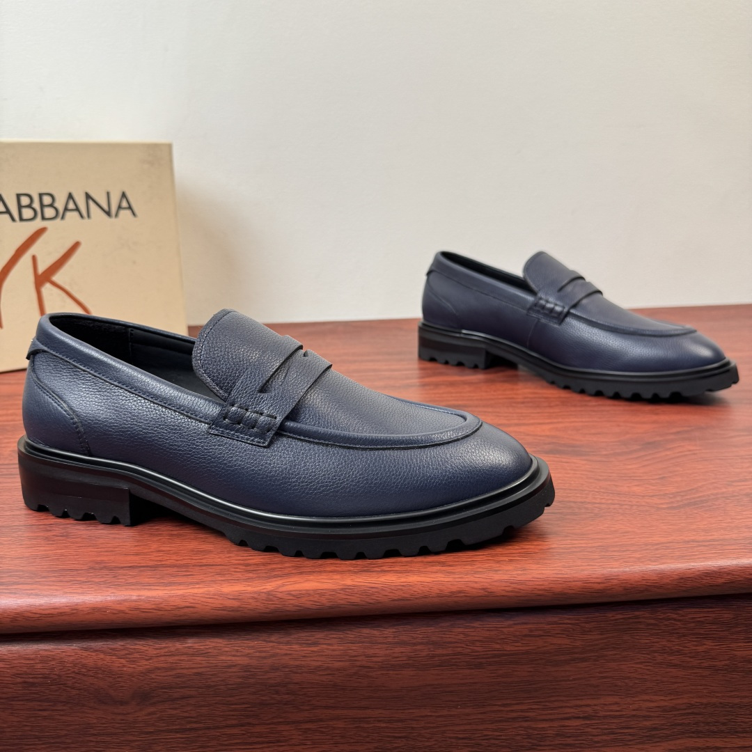 NO:782432,Batch Dolce&Gabbana's new men's grained leather loafers!  Integrating elegant design and craftsmanship, the assistant pays attention to formal styling, and selects high-quality soft calfskin leather uppers. The texture is soft and thin, comfortable and extremely tough at the same time. It is durable and not easy to deform. Classic European and American version, loose style, simple one-slip version, full calfskin lining, genuine leather feet  Classic black webbing (white printed letter badge logo details), hemming and sewing technology, full of details. The leather-fitting decoration on the heel is eye-catching with the DG hardware letter logo. The real thing is even better. If you pursue high quality, take a look and come with a full set of packaging!  Size 39-40-41-42-43-44 leather shoe size (can be customized to 45.46) Item number 2DG503 loafers blue,,Dolce&Gabbana,Dolce&Gabbana,loafers,cowhide19860909批 杜嘉班纳/Dolce&Gabbana 新款男士粒面皮革乐福鞋！ 融汇优雅设计与手工精艺,助理考究正装造型,甄选优质柔软的小牛皮皮革鞋面,柔软试试纹理柔薄,舒适的同时皆具极强的韧性,经久耐穿不易变形,经典欧美版型,宽松风格,一脚蹬简约版型,全小牛皮内里,真皮垫脚 经典黑色织带（白色印刷字母徽章标识细节）,折边缝制工艺,细节满满.后跟真皮贴合装饰以DG五金字母标识特色吸睛.实物更赞,追求高品质看过来,配全套包装！ 尺码39-40-41-42-43-44皮鞋尺码（可定制45.46） 货号2DG503乐福鞋 蓝色,,Dolce&Gabbana,Dolce&Gabbana,loafers,cowhide,Men's shoes