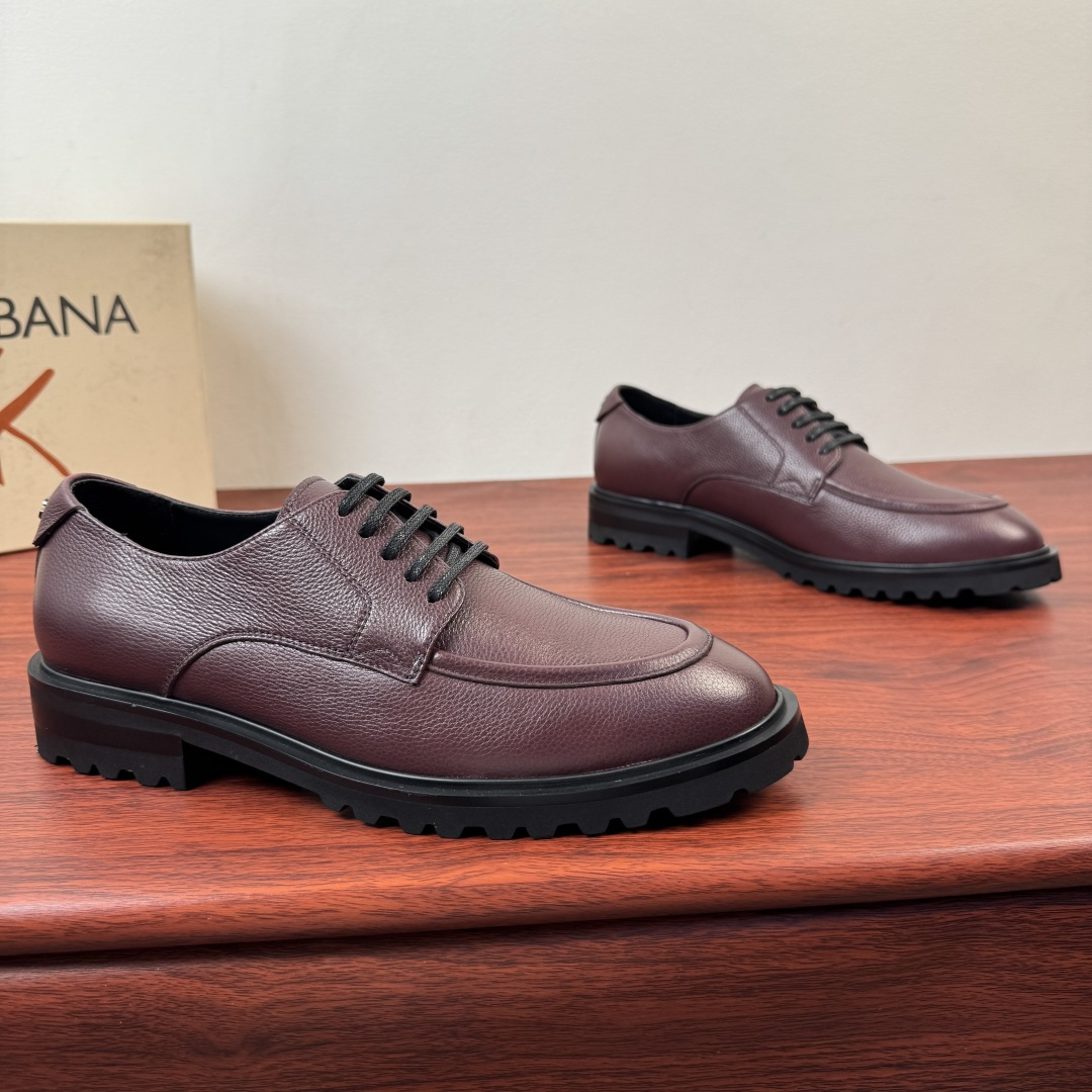 NO:782440,Batch Dolce&Gabbana's new men's grain leather derby shoes!  Integrating elegant design and craftsmanship, the assistant pays attention to formal styling, and selects high-quality soft calfskin leather uppers. It is soft and has a soft and thin texture. It is comfortable and has strong toughness. It is durable and not easy to deform. Day Classic Hammer shoe type, full calfskin lining, genuine leather feet  Classic black webbing (white printed letter badge logo details), hemming and sewing technology, full of details. The leather-fitting decoration on the heel is eye-catching with the DG hardware letter logo. The real thing is even better. If you pursue high quality, take a look and come with a full set of packaging!  Size 39-40-41-42-43-44 leather shoe size (can be customized to 45.46) Item number 2DG503 lace burgundy,,Dolce&Gabbana,Dolce&Gabbana,cowhide19860909批 杜嘉班纳/Dolce&Gabbana 新款男士粒面皮革德比鞋！ 融汇优雅设计与手工精艺,助理考究正装造型,甄选优质柔软的小牛皮皮革鞋面,柔软试试纹理柔薄,舒适的同时皆具极强的韧性,经久耐穿不易变形,Day Classic Hammer鞋型,全小牛皮内里,真皮垫脚 经典黑色织带（白色印刷字母徽章标识细节）,折边缝制工艺,细节满满.后跟真皮贴合装饰以DG五金字母标识特色吸睛.实物更赞,追求高品质看过来,配全套包装！ 尺码39-40-41-42-43-44皮鞋尺码（可定制45.46） 货号2DG503系带 酒红,,Dolce&Gabbana,Dolce&Gabbana,cowhide,Men's shoes