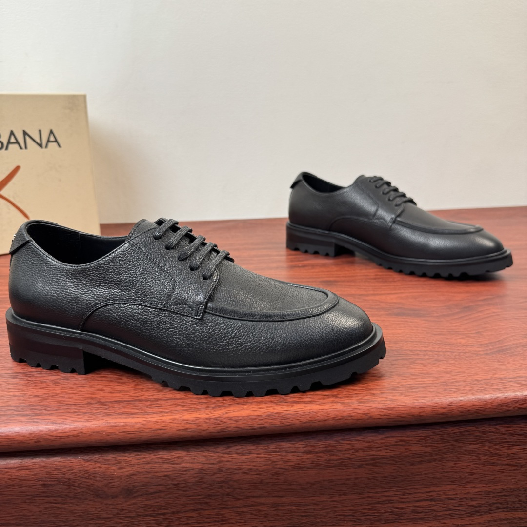 NO:782446,Batch Dolce&Gabbana's new men's grain leather derby shoes!  Integrating elegant design and craftsmanship, the assistant pays attention to formal styling, and selects high-quality soft calfskin leather uppers. It is soft and has a soft and thin texture. It is comfortable and has strong toughness. It is durable and not easy to deform. Day Classic Hammer shoe type, full calfskin lining, genuine leather feet  Classic black webbing (white printed letter badge logo details), hemming and sewing technology, full of details. The leather-fitting decoration on the heel is eye-catching with the DG hardware letter logo. The real thing is even better. If you pursue high quality, take a look and come with a full set of packaging!  Size 39-40-41-42-43-44 leather shoe size (can be customized to 45.46) Item number 2DG503 lace black,,Dolce&Gabbana,Dolce&Gabbana,cowhide19860909批 杜嘉班纳/Dolce&Gabbana 新款男士粒面皮革德比鞋！ 融汇优雅设计与手工精艺,助理考究正装造型,甄选优质柔软的小牛皮皮革鞋面,柔软试试纹理柔薄,舒适的同时皆具极强的韧性,经久耐穿不易变形,Day Classic Hammer鞋型,全小牛皮内里,真皮垫脚 经典黑色织带（白色印刷字母徽章标识细节）,折边缝制工艺,细节满满.后跟真皮贴合装饰以DG五金字母标识特色吸睛.实物更赞,追求高品质看过来,配全套包装！ 尺码39-40-41-42-43-44皮鞋尺码（可定制45.46） 货号2DG503系带 黑色,,Dolce&Gabbana,Dolce&Gabbana,cowhide,Men's shoes