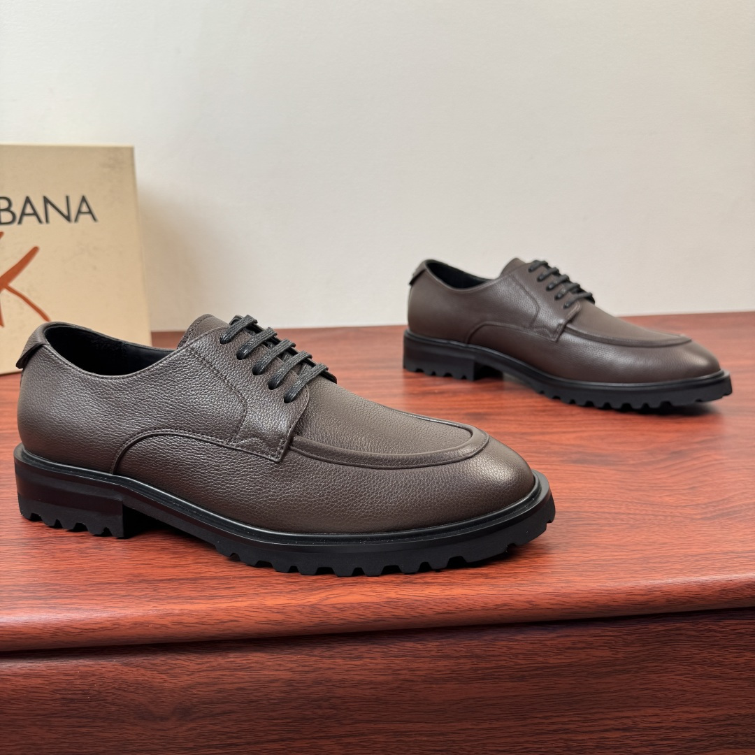 NO:782449,Batch Dolce&Gabbana's new men's grain leather derby shoes!  Integrating elegant design and craftsmanship, the assistant pays attention to formal styling, and selects high-quality soft calfskin leather uppers. It is soft and has a soft and thin texture. It is comfortable and has strong toughness. It is durable and not easy to deform. Day Classic Hammer shoe type, full calfskin lining, genuine leather feet  Classic black webbing (white printed letter badge logo details), hemming and sewing technology, full of details. The leather-fitting decoration on the heel is eye-catching with the DG hardware letter logo. The real thing is even better. If you pursue high quality, take a look and come with a full set of packaging!  Size 39-40-41-42-43-44 Leather shoe size (can be customized to 45.46) Item number 2DG503 lace brown,,Dolce&Gabbana,Dolce&Gabbana,cowhide19860909批 杜嘉班纳/Dolce&Gabbana 新款男士粒面皮革德比鞋！ 融汇优雅设计与手工精艺,助理考究正装造型,甄选优质柔软的小牛皮皮革鞋面,柔软试试纹理柔薄,舒适的同时皆具极强的韧性,经久耐穿不易变形,Day Classic Hammer鞋型,全小牛皮内里,真皮垫脚 经典黑色织带（白色印刷字母徽章标识细节）,折边缝制工艺,细节满满.后跟真皮贴合装饰以DG五金字母标识特色吸睛.实物更赞,追求高品质看过来,配全套包装！ 尺码39-40-41-42-43-44皮鞋尺码（可定制45.46） 货号2DG503系带 咖色,,Dolce&Gabbana,Dolce&Gabbana,cowhide,Men's shoes