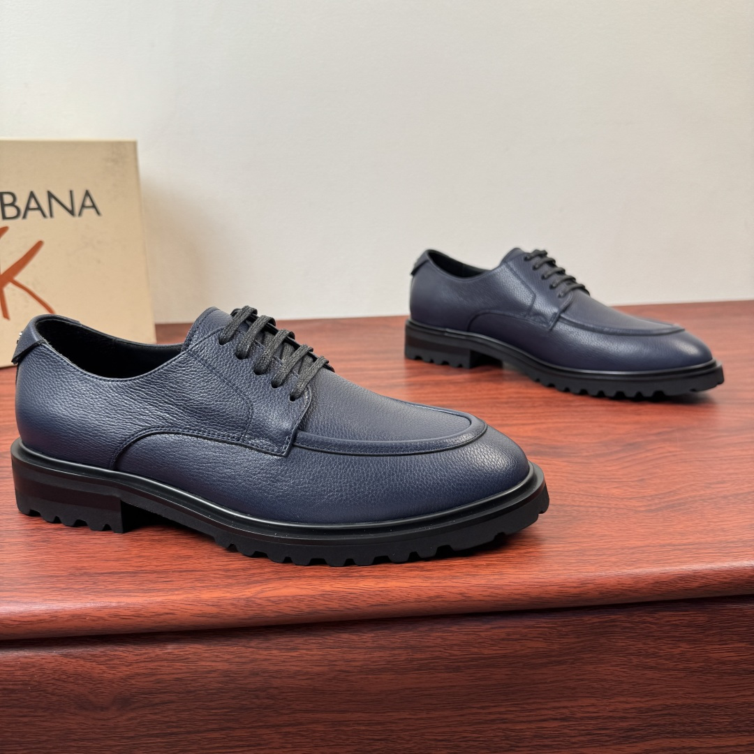 NO:782456,Batch Dolce&Gabbana's new men's grain leather derby shoes!  Integrating elegant design and craftsmanship, the assistant pays attention to formal styling, and selects high-quality soft calfskin leather uppers. It is soft and has a soft and thin texture. It is comfortable and has strong toughness. It is durable and not easy to deform. Day Classic Hammer shoe type, full calfskin lining, genuine leather feet  Classic black webbing (white printed letter badge logo details), hemming and sewing technology, full of details. The leather-fitting decoration on the heel is eye-catching with the DG hardware letter logo. The real thing is even better. If you pursue high quality, take a look and come with a full set of packaging!  Size 39-40-41-42-43-44 leather shoe size (can be customized to 45.46) Item number 2DG503 lace blue,,Dolce&Gabbana,Dolce&Gabbana,cowhide19860909批 杜嘉班纳/Dolce&Gabbana 新款男士粒面皮革德比鞋！ 融汇优雅设计与手工精艺,助理考究正装造型,甄选优质柔软的小牛皮皮革鞋面,柔软试试纹理柔薄,舒适的同时皆具极强的韧性,经久耐穿不易变形,Day Classic Hammer鞋型,全小牛皮内里,真皮垫脚 经典黑色织带（白色印刷字母徽章标识细节）,折边缝制工艺,细节满满.后跟真皮贴合装饰以DG五金字母标识特色吸睛.实物更赞,追求高品质看过来,配全套包装！ 尺码39-40-41-42-43-44皮鞋尺码（可定制45.46） 货号2DG503系带 蓝色,,Dolce&Gabbana,Dolce&Gabbana,cowhide,Men's shoes