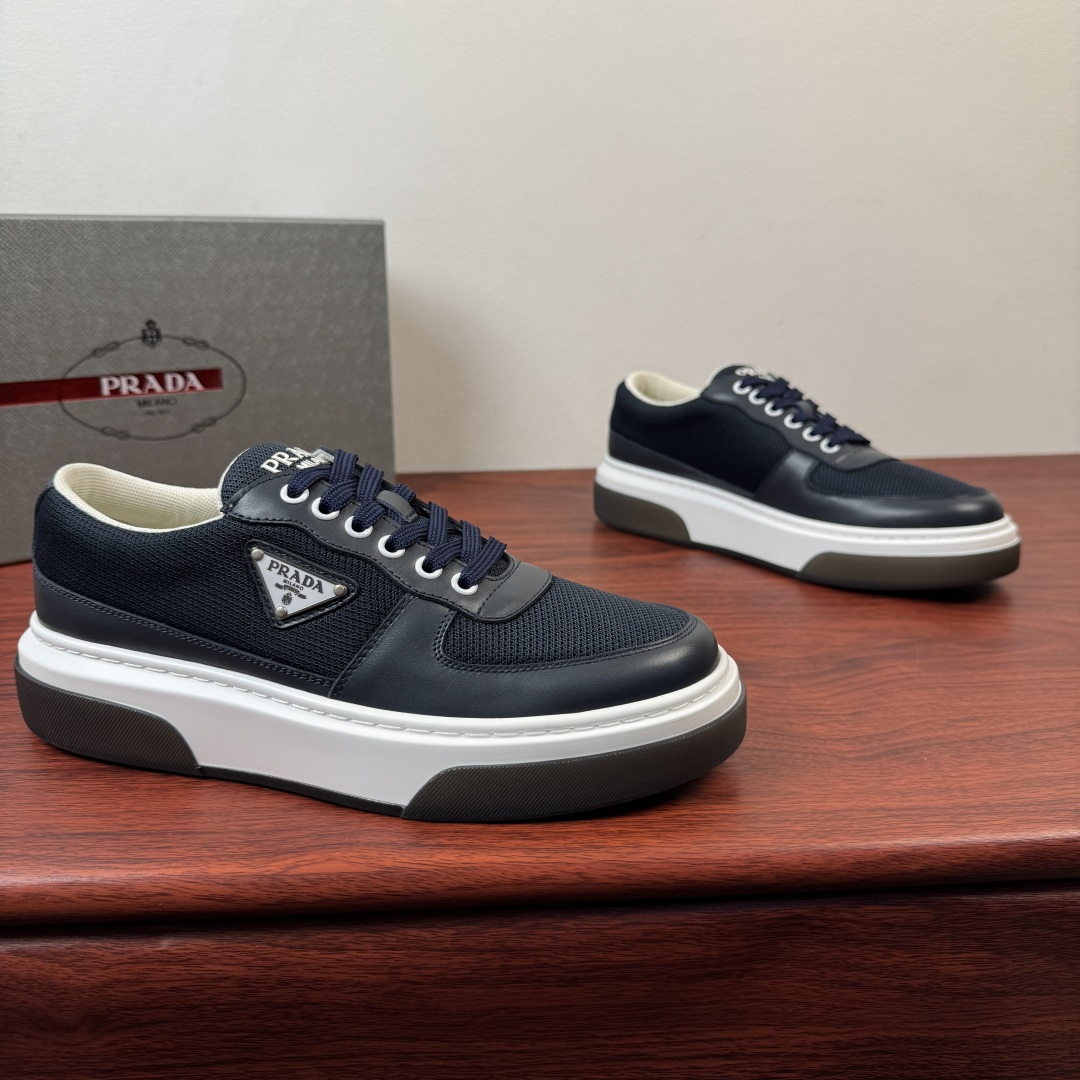 NO:783507,Prada/Prada men's new thick-soled lightweight casual sneakers!  This pair of Prada sneakers really knows how to style!  The upper is made of first-layer cowhide + breathable mesh stitching, classic calfskin lining, breathable mesh lining, the leather part is soft and wear-resistant, and the mesh part is light and breathable, so the upper foot is not sweaty or pressurized. The triangular logo on the shoe body is low-key and eye-catching, and the thick sole comes with a boosting buff. Available in black and white, navy blue, and light gray colors, it looks great whether it is paired with jeans or casual pants, and can be worn for commuting and dating. Lazy people can just close their eyes and go in~ Complete package!  Size 39-40-41-42-43-44 leather shoe size (can be customized 38.45 non-refundable), prada, prada, jeans, cowhide19860909Prada/普拉达 男士新款厚底轻质休闲板鞋 ！ Prada 这双板鞋真的太懂质感党！鞋面精选头层牛皮+透气网布拼接,经典小牛皮内里,透气网布内衬,皮革部分触感软糯又耐磨,网布部分轻盈透气,上脚不闷汗不压脚.鞋身的三角标低调吸睛,厚底自带增高buff,黑白、藏青、浅灰多种配色可选,不管是配牛仔裤还是休闲裤都超显气质,通勤约会都能穿,懒人直接闭眼入~ 全套包装！ 尺码39-40-41-42-43-44皮鞋尺码（可定做38.45不退换）,,prada,prada,jeans,cowhide,Men's shoes