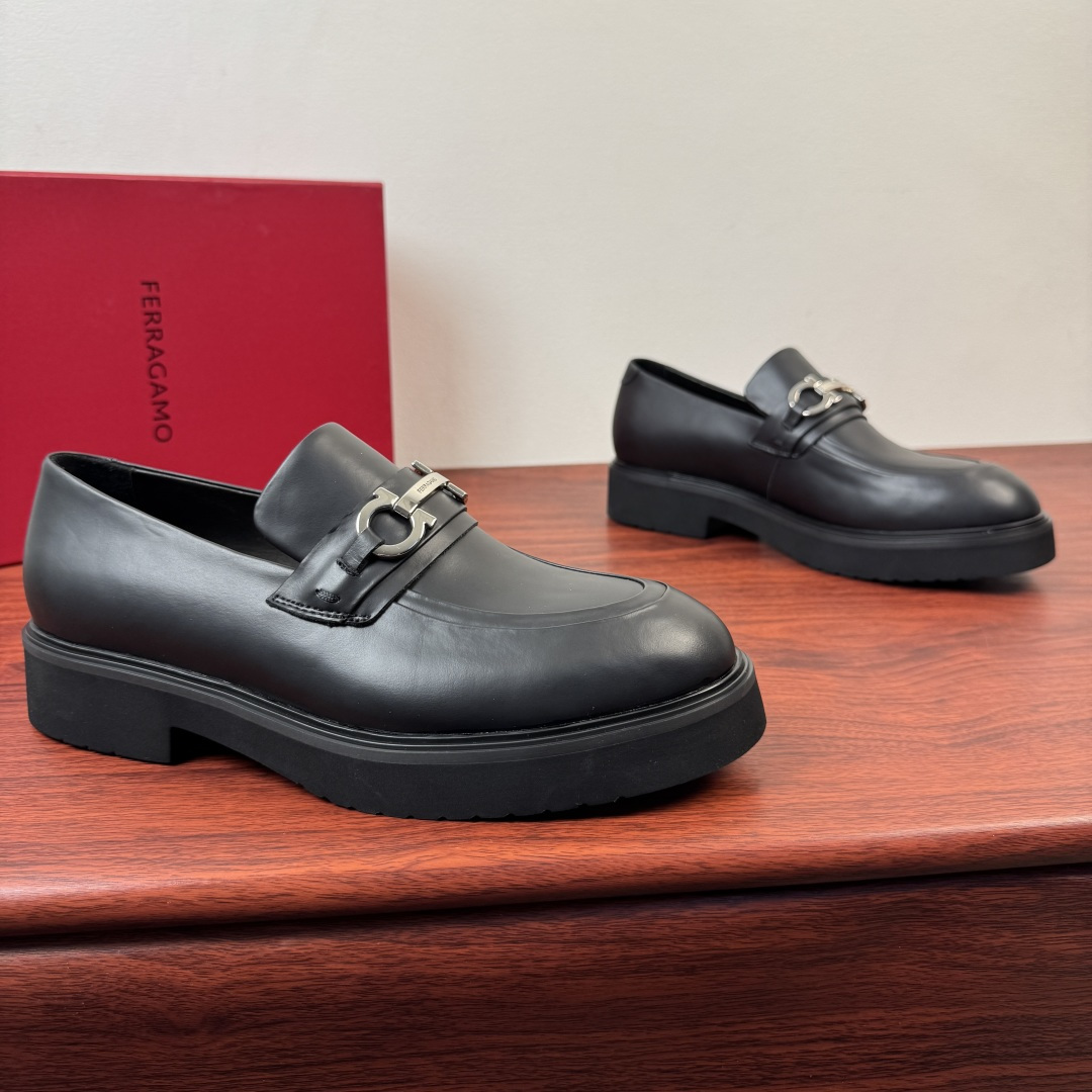 NO:832084,Batch of FERRAGAMO/Ferragamo's new men's leather loafers shipped!  Ferragamo's classic loafer series is made of first-layer cowhide/suede suede. The grain leather is stiff and durable, the smooth leather is shiny and high-end, and the suede leather is delicate and soft to the touch, showing the brand's ingenuity. The iconic horseshoe buckle embellishes the shoe body, which enhances the brand's ingenuity.  The slip-on shoe shape modifies the foot shape, with a lightweight rubber thick sole design and calfskin lining, taking into account comfort and aura. Multiple colors are available, suitable for commuting, business, leisure and other scenarios. It is a quality choice for mature men. Complete package!  Size 39-40-41-42-43-44 Leather shoe size (can be customized to 38.45.46) Item number 2016-1 Leather black matte leather, ferragamo, ferragamo, loafers, cowhide, chamois leather19860909批 FERRAGAMO/菲拉格慕 新款男士皮革乐福鞋出货 ！ 菲拉格慕经典乐福鞋系列,采用头层牛皮/反绒麂皮打造,粒面皮革挺括耐穿,光面皮亮泽高级,反绒皮触感细腻柔软,尽显品牌匠心.标志性马蹄扣饰点缀鞋身,利落一脚蹬鞋型修饰脚型,搭配轻质橡胶厚底设计,小牛皮内里,兼顾舒适与气场.多色可选,适配通勤、商务、休闲等多种场景,是成熟男士的品质之选.全套包装！ 尺码39-40-41-42-43-44皮鞋尺码（可定制38.45.46） 货号2016-1皮面 黑色雾面皮,,ferragamo,ferragamo,loafers,cowhide,chamois leather,Men's shoes