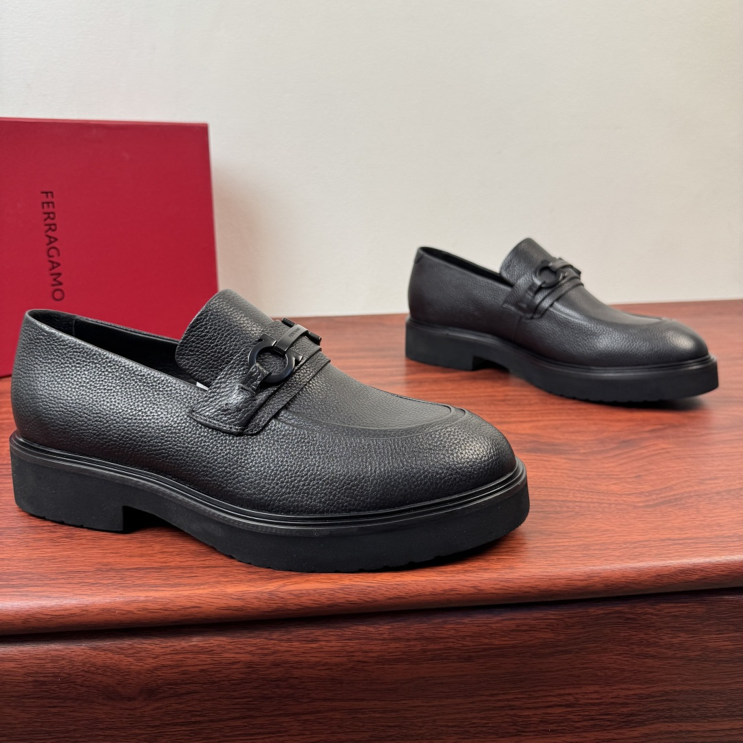 NO:832091,Batch of FERRAGAMO/Ferragamo's new men's leather loafers shipped!  Ferragamo's classic loafer series is made of first-layer cowhide/suede suede. The grain leather is stiff and durable, the smooth leather is shiny and high-end, and the suede leather is delicate and soft to the touch, showing the brand's ingenuity. The iconic horseshoe buckle embellishes the shoe body, which enhances the brand's ingenuity.  The slip-on shoe shape modifies the foot shape, with a lightweight rubber thick sole design and calfskin lining, taking into account comfort and aura. Multiple colors are available, suitable for commuting, business, leisure and other scenarios. It is a quality choice for mature men. Complete package!  Size 39-40-41-42-43-44 Leather shoe size (can be customized to 38.45.46) Item number 2016-1 Black pebbles, ferragamo, ferragamo, loafers, cowhide, chamois leather19860909批 FERRAGAMO/菲拉格慕 新款男士皮革乐福鞋出货 ！ 菲拉格慕经典乐福鞋系列,采用头层牛皮/反绒麂皮打造,粒面皮革挺括耐穿,光面皮亮泽高级,反绒皮触感细腻柔软,尽显品牌匠心.标志性马蹄扣饰点缀鞋身,利落一脚蹬鞋型修饰脚型,搭配轻质橡胶厚底设计,小牛皮内里,兼顾舒适与气场.多色可选,适配通勤、商务、休闲等多种场景,是成熟男士的品质之选.全套包装！ 尺码39-40-41-42-43-44皮鞋尺码（可定制38.45.46） 货号2016-1 黑色荔纹,,ferragamo,ferragamo,loafers,cowhide,chamois leather,Men's shoes