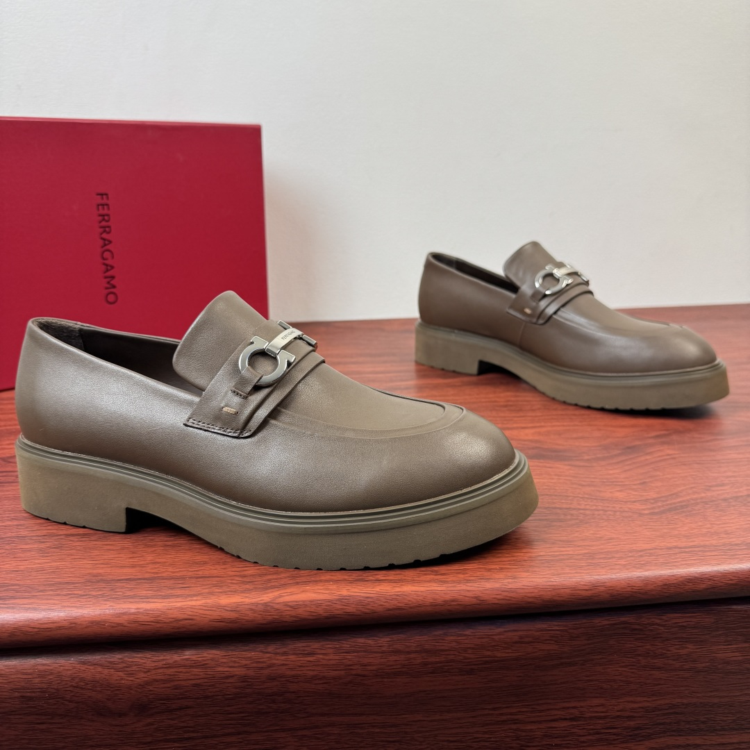 NO:832096,Batch of FERRAGAMO/Ferragamo's new men's leather loafers shipped!  Ferragamo's classic loafer series is made of first-layer cowhide/suede suede. The grain leather is stiff and durable, the smooth leather is shiny and high-end, and the suede leather is delicate and soft to the touch, showing the brand's ingenuity. The iconic horseshoe buckle embellishes the shoe body, which enhances the brand's ingenuity.  The slip-on shoe shape modifies the foot shape, with a lightweight rubber thick sole design and calfskin lining, taking into account comfort and aura. Multiple colors are available, suitable for commuting, business, leisure and other scenarios. It is a quality choice for mature men. Complete package!  Size 39-40-41-42-43-44 leather shoe size (can be customized to 38.45.46) Item number 2016-1 coffee color, ferragamo, ferragamo, loafers, cowhide, chamois leather19860909批 FERRAGAMO/菲拉格慕 新款男士皮革乐福鞋出货 ！ 菲拉格慕经典乐福鞋系列,采用头层牛皮/反绒麂皮打造,粒面皮革挺括耐穿,光面皮亮泽高级,反绒皮触感细腻柔软,尽显品牌匠心.标志性马蹄扣饰点缀鞋身,利落一脚蹬鞋型修饰脚型,搭配轻质橡胶厚底设计,小牛皮内里,兼顾舒适与气场.多色可选,适配通勤、商务、休闲等多种场景,是成熟男士的品质之选.全套包装！ 尺码39-40-41-42-43-44皮鞋尺码（可定制38.45.46） 货号2016-1 咖色,,ferragamo,ferragamo,loafers,cowhide,chamois leather,Men's shoes