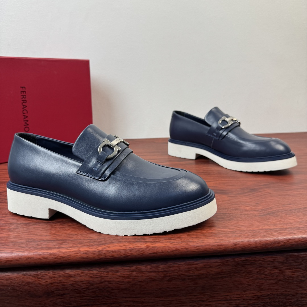 NO:783499,FERRAGAMO/Ferragamo's new men's leather loafers are shipped!  Ferragamo's classic loafer series is made of first-layer cowhide/suede suede. The grain leather is stiff and durable, the smooth leather is shiny and high-end, and the suede leather is delicate and soft to the touch, showing the brand's ingenuity. The iconic horseshoe buckle embellishes the shoe body, which enhances the brand's ingenuity.  The slip-on shoe shape modifies the foot shape, with a lightweight rubber thick sole design and calfskin lining, taking into account comfort and aura. Multiple colors are available, suitable for commuting, business, leisure and other scenarios. It is a quality choice for mature men. Complete package!  Size 39-40-41-42-43-44 leather shoe size (38.45.46 can be customized),,ferragamo,ferragamo,loafers,cowhide,chamois leather19860909FERRAGAMO/菲拉格慕 新款男士皮革乐福鞋出货 ！ 菲拉格慕经典乐福鞋系列,采用头层牛皮/反绒麂皮打造,粒面皮革挺括耐穿,光面皮亮泽高级,反绒皮触感细腻柔软,尽显品牌匠心.标志性马蹄扣饰点缀鞋身,利落一脚蹬鞋型修饰脚型,搭配轻质橡胶厚底设计,小牛皮内里,兼顾舒适与气场.多色可选,适配通勤、商务、休闲等多种场景,是成熟男士的品质之选.全套包装！ 尺码39-40-41-42-43-44皮鞋尺码（可定制38.45.46）,,ferragamo,ferragamo,loafers,cowhide,chamois leather,Men's shoes