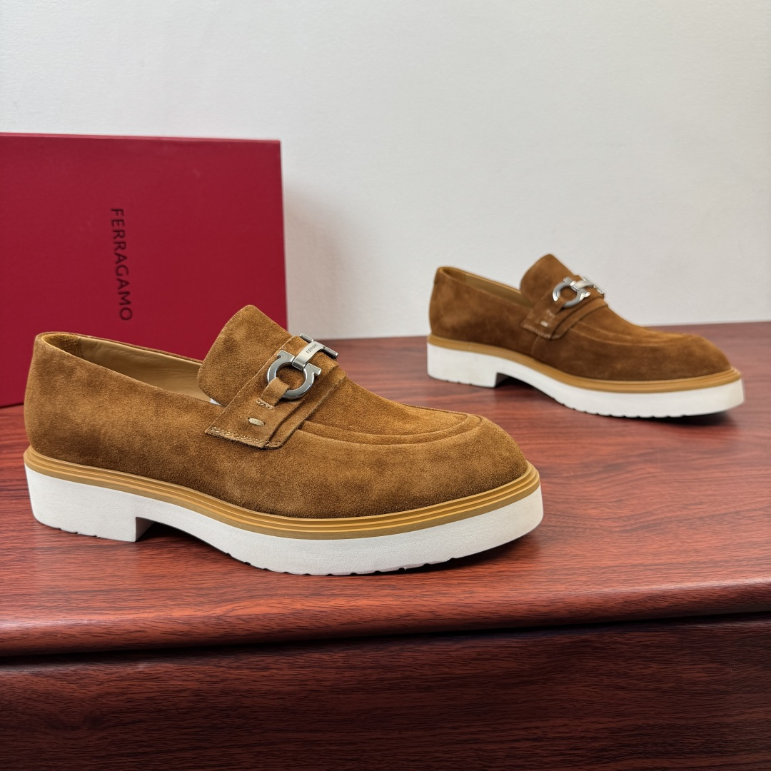 NO:832100,Batch of FERRAGAMO/Ferragamo's new men's leather loafers shipped!  Ferragamo's classic loafer series is made of first-layer cowhide/suede suede. The grain leather is stiff and durable, the smooth leather is shiny and high-end, and the suede leather is delicate and soft to the touch, showing the brand's ingenuity. The iconic horseshoe buckle embellishes the shoe body, which enhances the brand's ingenuity.  The slip-on shoe shape modifies the foot shape, with a lightweight rubber thick sole design and calfskin lining, taking into account comfort and aura. Multiple colors are available, suitable for commuting, business, leisure and other scenarios. It is a quality choice for mature men. Complete package!  Size 39-40-41-42-43-44 leather shoe size (can be customized to 38.45.46) Item number 2016-1 suede brown, ferragamo, ferragamo, loafers, cowhide, chamois leather19860909批 FERRAGAMO/菲拉格慕 新款男士皮革乐福鞋出货 ！ 菲拉格慕经典乐福鞋系列,采用头层牛皮/反绒麂皮打造,粒面皮革挺括耐穿,光面皮亮泽高级,反绒皮触感细腻柔软,尽显品牌匠心.标志性马蹄扣饰点缀鞋身,利落一脚蹬鞋型修饰脚型,搭配轻质橡胶厚底设计,小牛皮内里,兼顾舒适与气场.多色可选,适配通勤、商务、休闲等多种场景,是成熟男士的品质之选.全套包装！ 尺码39-40-41-42-43-44皮鞋尺码（可定制38.45.46） 货号2016-1反绒 棕色,,ferragamo,ferragamo,loafers,cowhide,chamois leather,Men's shoes