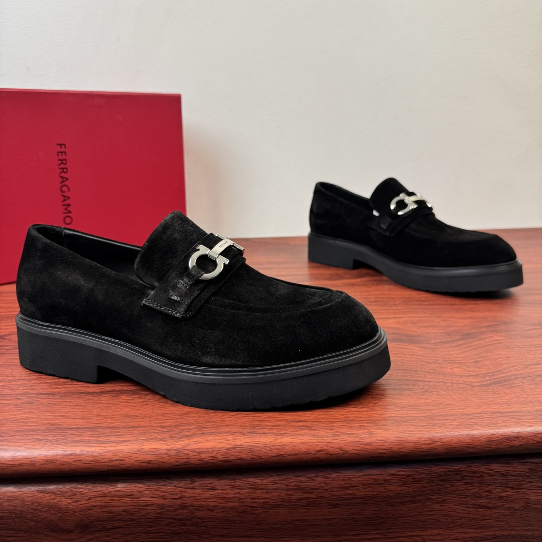 NO:832104,Batch of FERRAGAMO/Ferragamo's new men's leather loafers shipped!  Ferragamo's classic loafer series is made of first-layer cowhide/suede suede. The grain leather is stiff and durable, the smooth leather is shiny and high-end, and the suede leather is delicate and soft to the touch, showing the brand's ingenuity. The iconic horseshoe buckle embellishes the shoe body, which enhances the brand's ingenuity.  The slip-on shoe shape modifies the foot shape, with a lightweight rubber thick sole design and calfskin lining, taking into account comfort and aura. Multiple colors are available, suitable for commuting, business, leisure and other scenarios. It is a quality choice for mature men. Complete package!  Size 39-40-41-42-43-44 leather shoe size (can be customized to 38.45.46) Item number 2016-1 suede black, ferragamo, ferragamo, loafers, cowhide, chamois leather19860909批 FERRAGAMO/菲拉格慕 新款男士皮革乐福鞋出货 ！ 菲拉格慕经典乐福鞋系列,采用头层牛皮/反绒麂皮打造,粒面皮革挺括耐穿,光面皮亮泽高级,反绒皮触感细腻柔软,尽显品牌匠心.标志性马蹄扣饰点缀鞋身,利落一脚蹬鞋型修饰脚型,搭配轻质橡胶厚底设计,小牛皮内里,兼顾舒适与气场.多色可选,适配通勤、商务、休闲等多种场景,是成熟男士的品质之选.全套包装！ 尺码39-40-41-42-43-44皮鞋尺码（可定制38.45.46） 货号2016-1反绒 黑色,,ferragamo,ferragamo,loafers,cowhide,chamois leather,Men's shoes