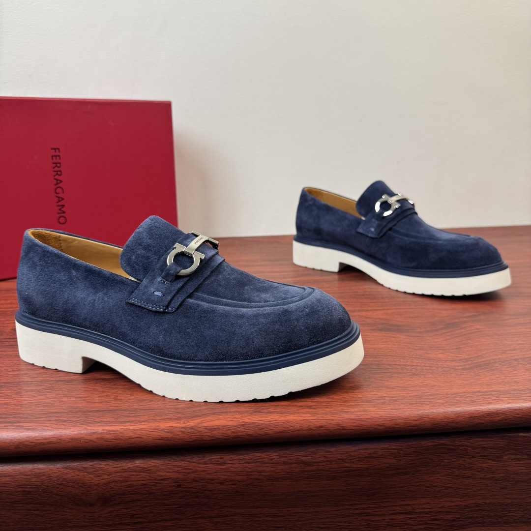 NO:832108,Batch of FERRAGAMO/Ferragamo's new men's leather loafers shipped!  Ferragamo's classic loafer series is made of first-layer cowhide/suede suede. The grain leather is stiff and durable, the smooth leather is shiny and high-end, and the suede leather is delicate and soft to the touch, showing the brand's ingenuity. The iconic horseshoe buckle embellishes the shoe body, which enhances the brand's ingenuity.  The slip-on shoe shape modifies the foot shape, with a lightweight rubber thick sole design and calfskin lining, taking into account comfort and aura. Multiple colors are available, suitable for commuting, business, leisure and other scenarios. It is a quality choice for mature men. Complete package!  Size 39-40-41-42-43-44 leather shoe size (can be customized to 38.45.46) Item number 2016-1 suede blue, ferragamo, ferragamo, loafers, cowhide, chamois leather19860909批 FERRAGAMO/菲拉格慕 新款男士皮革乐福鞋出货 ！ 菲拉格慕经典乐福鞋系列,采用头层牛皮/反绒麂皮打造,粒面皮革挺括耐穿,光面皮亮泽高级,反绒皮触感细腻柔软,尽显品牌匠心.标志性马蹄扣饰点缀鞋身,利落一脚蹬鞋型修饰脚型,搭配轻质橡胶厚底设计,小牛皮内里,兼顾舒适与气场.多色可选,适配通勤、商务、休闲等多种场景,是成熟男士的品质之选.全套包装！ 尺码39-40-41-42-43-44皮鞋尺码（可定制38.45.46） 货号2016-1反绒 蓝色,,ferragamo,ferragamo,loafers,cowhide,chamois leather,Men's shoes