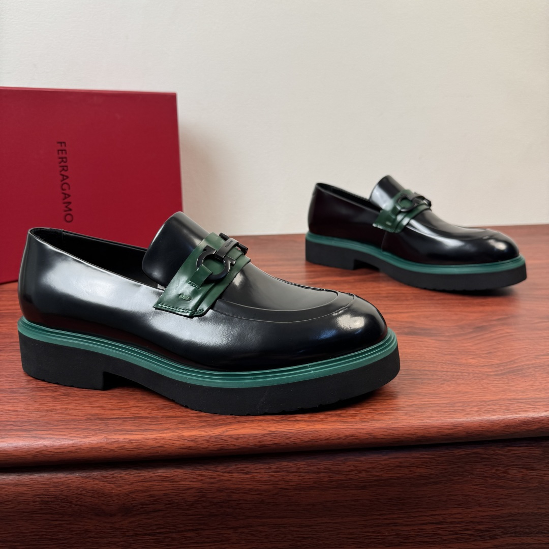 NO:832075,Batch of FERRAGAMO/Ferragamo's new men's leather loafers shipped!  Ferragamo's classic loafer series is made of first-layer cowhide/suede suede. The grain leather is stiff and durable, the smooth leather is shiny and high-end, and the suede leather is delicate and soft to the touch, showing the brand's ingenuity. The iconic horseshoe buckle embellishes the shoe body, which enhances the brand's ingenuity.  The slip-on shoe shape modifies the foot shape, with a lightweight rubber thick sole design and calfskin lining, taking into account comfort and aura. Multiple colors are available, suitable for commuting, business, leisure and other scenarios. It is a quality choice for mature men. Complete package!  Size 39-40-41-42-43-44 leather shoe size (38.45.46 can be customized) Item number 2016-1 open edge beads black and green, ferragamo, ferragamo, loafers, cowhide, chamois leather19860909批 FERRAGAMO/菲拉格慕 新款男士皮革乐福鞋出货 ！ 菲拉格慕经典乐福鞋系列,采用头层牛皮/反绒麂皮打造,粒面皮革挺括耐穿,光面皮亮泽高级,反绒皮触感细腻柔软,尽显品牌匠心.标志性马蹄扣饰点缀鞋身,利落一脚蹬鞋型修饰脚型,搭配轻质橡胶厚底设计,小牛皮内里,兼顾舒适与气场.多色可选,适配通勤、商务、休闲等多种场景,是成熟男士的品质之选.全套包装！ 尺码39-40-41-42-43-44皮鞋尺码（可定制38.45.46） 货号2016-1开边珠 黑绿,,ferragamo,ferragamo,loafers,cowhide,chamois leather,Men's shoes
