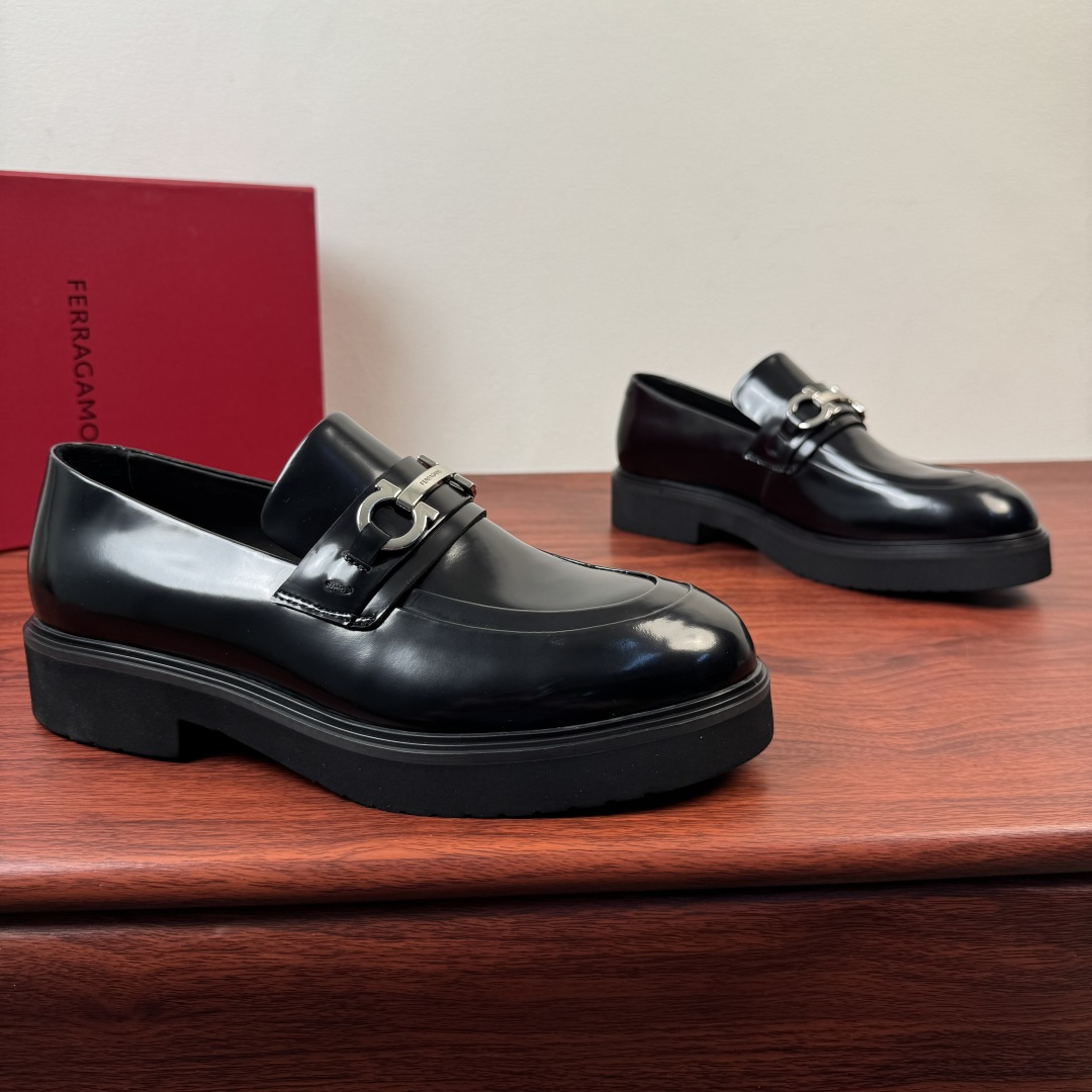 NO:832080,Batch of FERRAGAMO/Ferragamo's new men's leather loafers shipped!  Ferragamo's classic loafer series is made of first-layer cowhide/suede suede. The grain leather is stiff and durable, the smooth leather is shiny and high-end, and the suede leather is delicate and soft to the touch, showing the brand's ingenuity. The iconic horseshoe buckle embellishes the shoe body, which enhances the brand's ingenuity.  The slip-on shoe shape modifies the foot shape, with a lightweight rubber thick sole design and calfskin lining, taking into account comfort and aura. Multiple colors are available, suitable for commuting, business, leisure and other scenarios. It is a quality choice for mature men. Complete package!  Size 39-40-41-42-43-44 leather shoe size (can be customized to 38.45.46) Item number 2016-1 black,,ferragamo,ferragamo,loafers,cowhide,chamois leather19860909批 FERRAGAMO/菲拉格慕 新款男士皮革乐福鞋出货 ！ 菲拉格慕经典乐福鞋系列,采用头层牛皮/反绒麂皮打造,粒面皮革挺括耐穿,光面皮亮泽高级,反绒皮触感细腻柔软,尽显品牌匠心.标志性马蹄扣饰点缀鞋身,利落一脚蹬鞋型修饰脚型,搭配轻质橡胶厚底设计,小牛皮内里,兼顾舒适与气场.多色可选,适配通勤、商务、休闲等多种场景,是成熟男士的品质之选.全套包装！ 尺码39-40-41-42-43-44皮鞋尺码（可定制38.45.46） 货号2016-1 黑色,,ferragamo,ferragamo,loafers,cowhide,chamois leather,Men's shoes