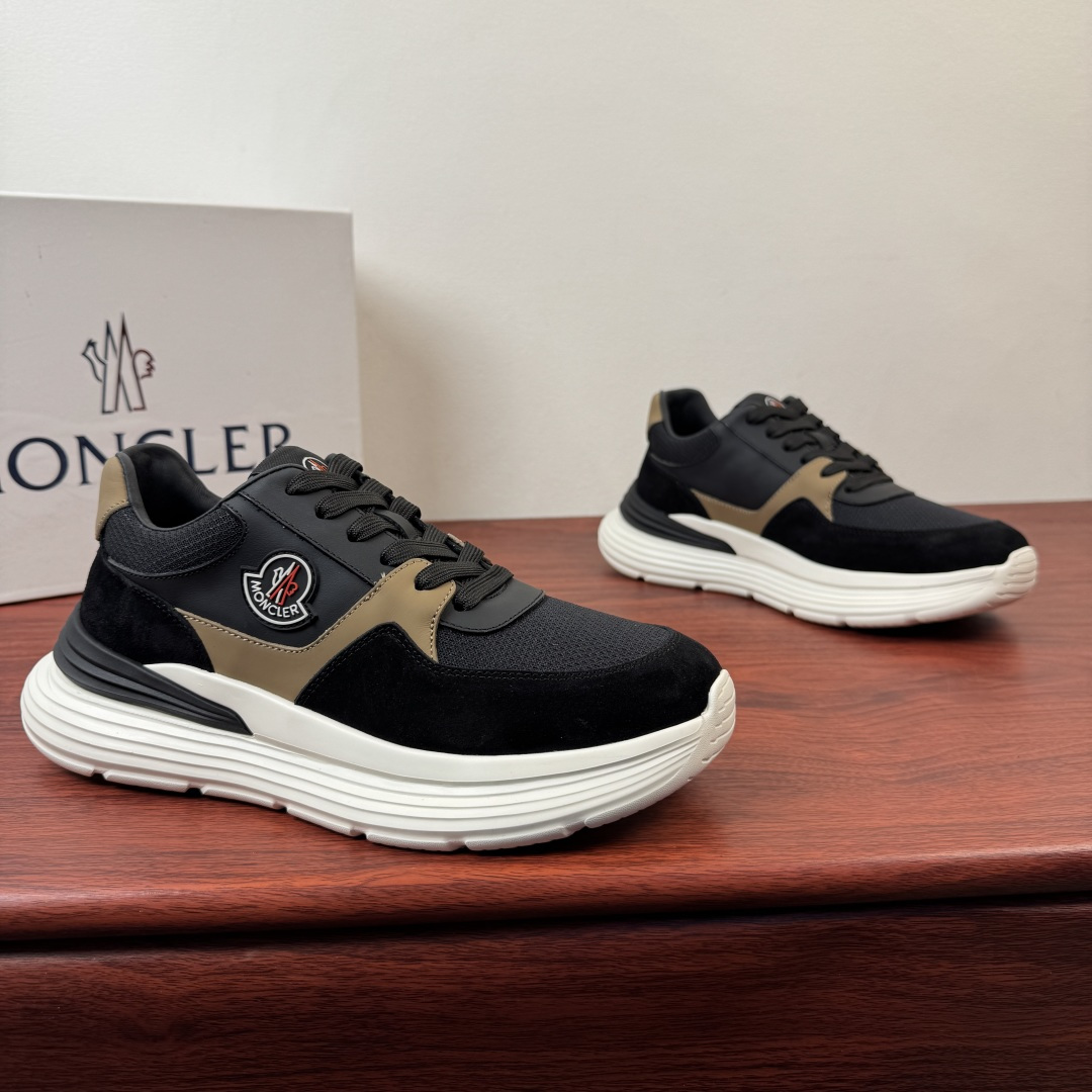 NO:854751,Moncler/Men's new sports shoes. These sports shoes are made of fabric mesh, suede cow leather and matte cow leather contrasting stitching uppers. The side is decorated with the iconic logo rubber badge, which echoes the embroidered logo on the tongue. The heel is decorated with brand logo letter details. It is equipped with a flexible rubber non-slip, wear-resistant and shock-absorbing outsole, a leather and fabric mixed lining, and logo cowhide foot pads. The upper foot is fashionable, comfortable and breathable!  Comes with full set of original packaging dust bag!  Size 39-40-41-42-43-44 standard leather shoe size (38/45 can be customized but does not support returns), Moncler, sneakers, cowhide19860909Moncler/蒙口 男士新款运动鞋 这款运动鞋采用织物网面、绒面牛皮革和雾面牛皮革撞色拼接鞋面,侧面饰有标志性logo橡胶徽章,与鞋舌刺绣标识相呼应,后跟饰以品牌logo字母细节,搭配柔韧橡胶防滑耐磨减震大底,皮革织物混合内里,徽标牛皮垫脚,上脚时尚舒适透气！配全套原包装防尘袋！ 尺码39-40-41-42-43-44 标准皮鞋尺码（38/45可定做但不支持退换）,,Moncler,sneakers,cowhide,Men's shoes
