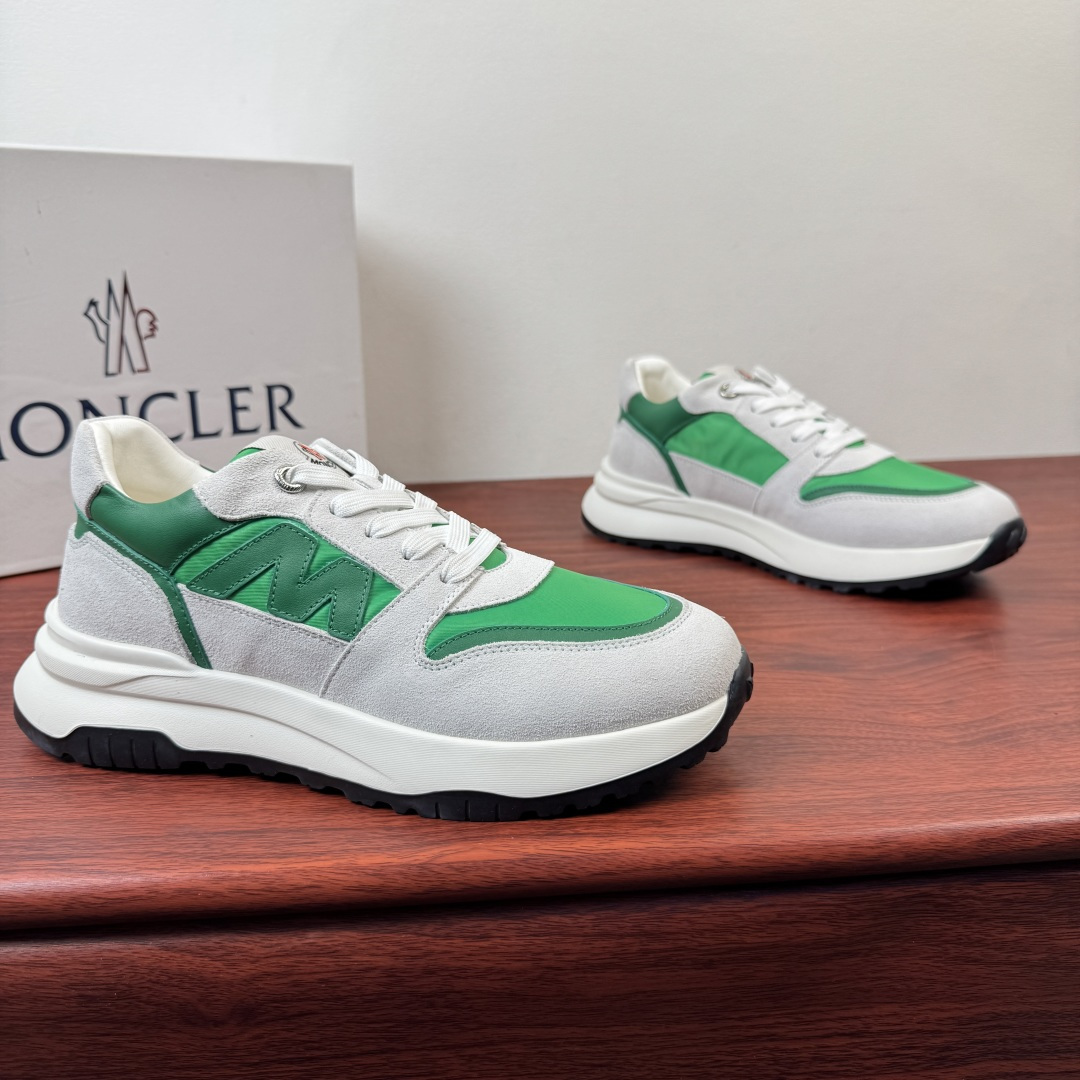 NO:854814,Moncler/Men's new sports shoes. These sports shoes are made of nylon cloth spliced ​​with suede cow leather uppers, decorated with matte cow leather strips, with an eye-catching 'M' letter leather logo on the side, and brand web logo details on the tongue. It is equipped with a flexible two-color rubber non-slip, wear-resistant and shock-absorbing outsole, a leather-fabric mixed lining, and logo cowhide foot pads. The upper foot is fashionable, comfortable and breathable!  Comes with full set of original packaging dust bag!  Size 39-40-41-42-43-44 standard leather shoe size (38/45 can be customized but does not support returns), Moncler, sneakers, cowhide19860909Moncler/蒙口 男士新款运动鞋 这款运动鞋采用尼龙布面拼接绒面牛皮革鞋面,融入雾面牛皮革饰条装饰,侧面饰有醒目“M”字母皮革标识,鞋舌饰以品牌织带徽标细节,搭配柔韧双色橡胶防滑耐磨减震大底,皮革织物混合内里,徽标牛皮垫脚,上脚时尚舒适透气！配全套原包装防尘袋！ 尺码39-40-41-42-43-44 标准皮鞋尺码（38/45可定做但不支持退换）,,Moncler,sneakers,cowhide,Men's shoes
