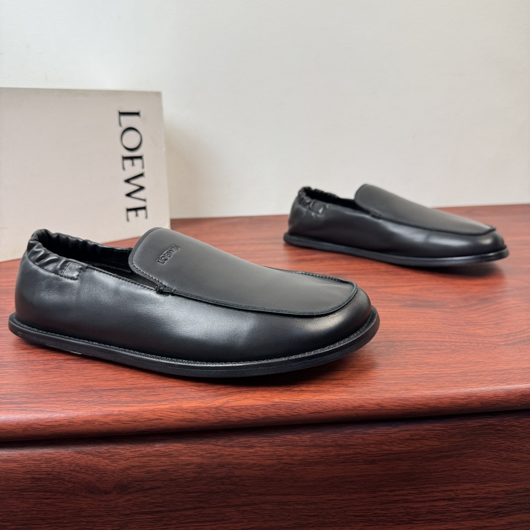NO:783491,Loewe Campo's new soft leather loafers for men!  These loafers are designed with an iconic asymmetrical round toe shape. The upper is made of a variety of cow leather fabrics, and is equipped with a soft calf leather elastic heel. It is simple and comfortable to put on without losing the heel. It is equipped with an embossed logo leather label on the front, ingeniously stitched seams, and finely hand-stitched details. It is matched with a leather outsole, calf leather lining and large logo embossed feet. It has a stylish upper foot and can easily handle various occasions. Comes with a full set of original packaging and exclusive airplane box!  Size 39-40-41-42-43-44 standard leather shoe size (38/45 can be customized but does not support returns), loewe, loafers, cowhide, Leather soles19860909Loewe Campo新款男士柔软皮革乐福鞋！ 这款乐福鞋采用标志性不对称圆头造型设计,鞋面由多种牛皮革面料打造,配以柔软小牛皮松紧后跟,套穿方式简约舒适不掉跟.正面配以压纹logo真皮标签,匠心工艺缝合线面,细节手工缝线精工制作,搭配真皮大底,小牛皮内里及大logo压纹垫脚,上脚有型,轻松驾驭各种场合.配全套原包装专属飞机盒！ 尺码39-40-41-42-43-44 标准皮鞋码(38/45可定做但不支持退换）,,loewe,loafers,cowhide,Leather soles,Men's shoes