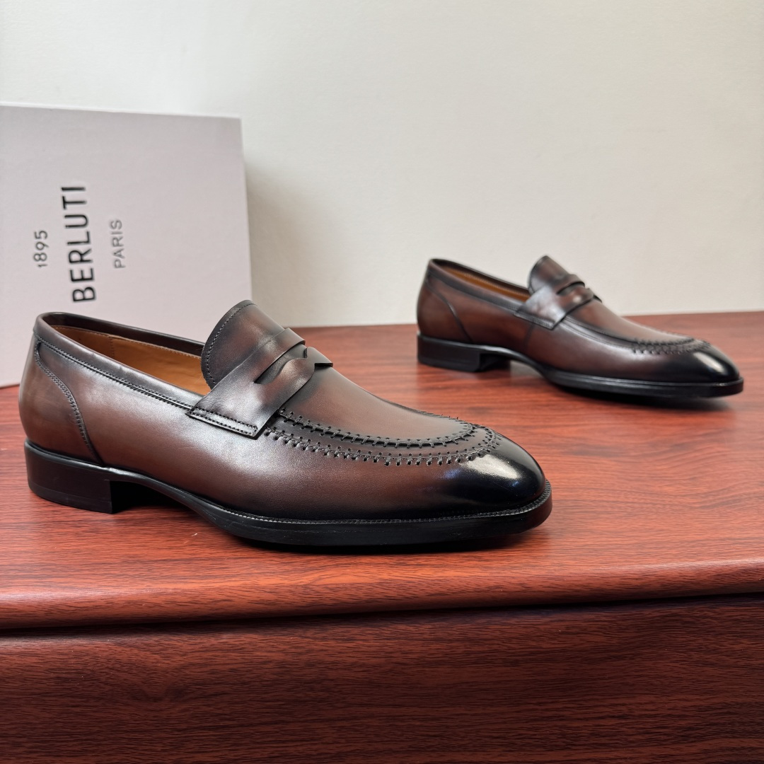 NO:833168,Batch Berluti/Bruti's new men's color-polished leather loafers, a light, luxurious and versatile formal leather shoe!  High quality and stable, ready for shipment!  Selection of high-quality cowhide leather uppers, hand-rubbing process, fine leather texture and color-rubbing process, beautiful color, uniform leather holes, soft leather and excellent toughness. Exquisite geometric tailoring, classic British style loafers.  Full calfskin lining, gold-labeled logo foot pad details, suede-lined heel, comfortable walking and full-feeling experience. Imported genuine leather outsole, semi-Goodyear cold-bonded sewing technology, rubber bottom composite details at the heel, non-slip and stable, perfect comfort. High-quality light luxury men's shoes. Highly recommended for banquets, dinner parties, weddings, workplaces, versatile British-style exclusive slip-on loafers, with full package!  Size 39-40-41-42-43-44 (38.45.46 can be customized) Leather shoe size Item No. LH003-5G Brown, loafers, cowhide, Leather soles19860909批 Berluti/布鲁提 新款男士擦色皮革乐福鞋,一脚蹬轻奢百搭正装皮鞋！ 高品稳定 现货出货！ 甄选优质牛皮鞋面 手工擦色工艺 皮料质感细腻 擦色工艺处理 色泽靓丽 皮孔均匀 皮质柔软且韧性极好. 几何精致剪裁,经典英伦风乐福鞋. 全小牛皮内里,金标logo垫脚细节,反绒皮内里后跟,行走舒适跟脚极致体验感拉满.进口真皮大底底层,缝制工艺半固特异冷粘技术,后跟处橡胶底片复合细节,防滑稳定,舒适度满分精品轻奢男鞋 强烈推荐入手,宴会,聚餐,婚礼,职场百搭英伦风专属一脚蹬乐福鞋,配全套包装！ 尺码39-40-41-42-43-44（可定制38.45.46）皮鞋尺码 货号LH003-5G 棕色,,loafers,cowhide,Leather soles,Men's shoes