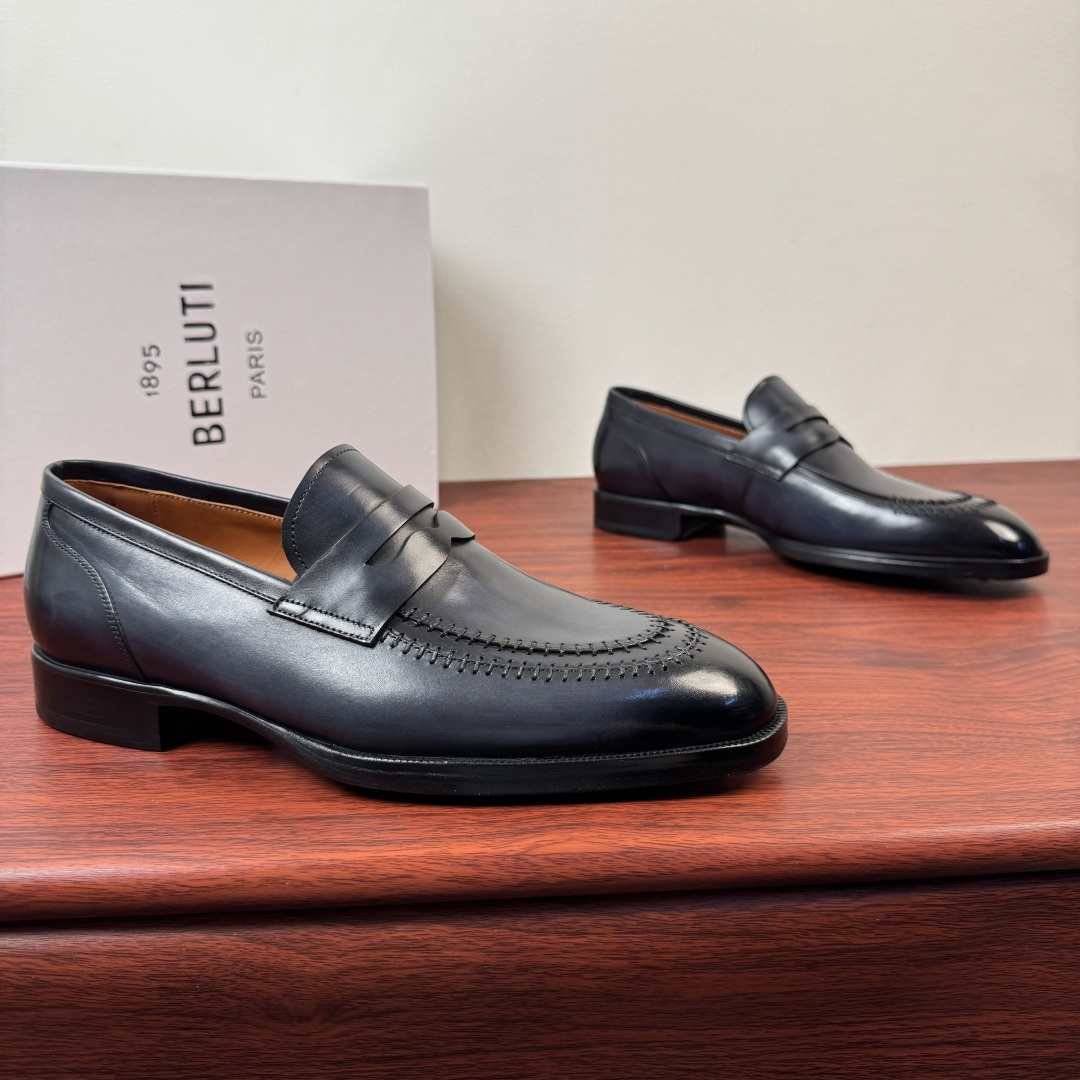 NO:833175,Batch Berluti/Bruti's new men's color-polished leather loafers, a light, luxurious and versatile formal leather shoe!  High quality and stable, ready for shipment!  Selection of high-quality cowhide leather uppers, hand-rubbing process, fine leather texture and color-rubbing process, beautiful color, uniform leather holes, soft leather and excellent toughness. Exquisite geometric tailoring, classic British style loafers.  Full calfskin lining, gold-labeled logo foot pad details, suede-lined heel, comfortable walking and full-feeling experience. Imported genuine leather outsole, semi-Goodyear cold-bonded sewing technology, rubber bottom composite details at the heel, non-slip and stable, perfect comfort. High-quality light luxury men's shoes. Highly recommended for banquets, dinner parties, weddings, workplaces, versatile British-style exclusive slip-on loafers, with full package!  Size 39-40-41-42-43-44 (38.45.46 can be customized) Leather shoe size Item No. LH003-5G Gray, loafers, cowhide, Leather soles19860909批 Berluti/布鲁提 新款男士擦色皮革乐福鞋,一脚蹬轻奢百搭正装皮鞋！ 高品稳定 现货出货！ 甄选优质牛皮鞋面 手工擦色工艺 皮料质感细腻 擦色工艺处理 色泽靓丽 皮孔均匀 皮质柔软且韧性极好. 几何精致剪裁,经典英伦风乐福鞋. 全小牛皮内里,金标logo垫脚细节,反绒皮内里后跟,行走舒适跟脚极致体验感拉满.进口真皮大底底层,缝制工艺半固特异冷粘技术,后跟处橡胶底片复合细节,防滑稳定,舒适度满分精品轻奢男鞋 强烈推荐入手,宴会,聚餐,婚礼,职场百搭英伦风专属一脚蹬乐福鞋,配全套包装！ 尺码39-40-41-42-43-44（可定制38.45.46）皮鞋尺码 货号LH003-5G 灰色,,loafers,cowhide,Leather soles,Men's shoes
