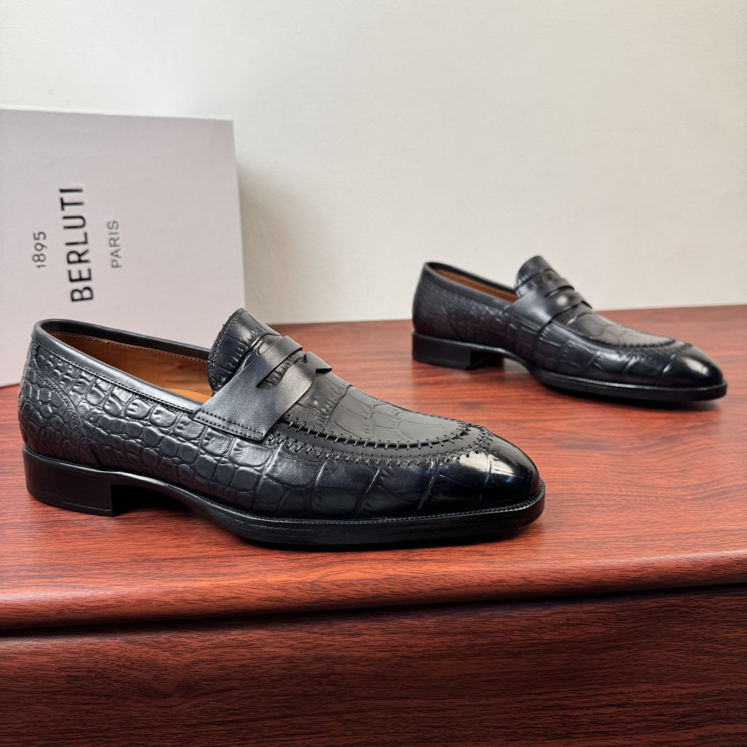 NO:833183,Batch Berluti/Bruti's new men's colored leather loafers, embossed crocodile leather textured cowhide formal leather shoes!  High quality and stable, ready for shipment!  Selection of high-quality cowhide leather uppers, hand-rubbing process, fine leather texture and color-rubbing process, beautiful color, uniform leather holes, soft leather and excellent toughness. Exquisite geometric tailoring, classic British style loafers.  Full calfskin lining, gold-labeled logo foot pad details, suede-lined heel, comfortable walking and full foot experience. Imported genuine leather outsole bottom layer, sewing process with semi-Goodyear cold bonding technology, rubber bottom sheet composite details at the heel, anti-slip and stable, perfect comfort. High-quality light luxury men's shoes. Highly recommended for banquets, dinner parties, weddings, workplaces, versatile British-style exclusive slip-on loafers, with a full set of packaging?  Size 39-40-41-42-43-44 (38.45.46 can be customized) Leather shoe size Item No. LH003-5G Crocodile pattern gray, loafers,cowhide,crocodile skin,Leather soles19860909批 Berluti/布鲁提 新款男士擦色皮革乐福鞋鞋,压纹鳄鱼皮纹路牛皮正装皮鞋！ 高品稳定 现货出货！ 甄选优质牛皮鞋面 手工擦色工艺 皮料质感细腻 擦色工艺处理 色泽靓丽 皮孔均匀 皮质柔软且韧性极好. 几何精致剪裁,经典英伦风乐福鞋. 全小牛皮内里,金标logo垫脚细节,反绒皮内里后跟,行走舒适跟脚极致体验感拉满.进口真皮大底底层,缝制工艺半固特异冷粘技术,后跟处橡胶底片复合细节,防滑稳定,舒适度满分精品轻奢男鞋 强烈推荐入手,宴会,聚餐,婚礼,职场百搭英伦风专属一脚蹬乐福鞋,配全套包装？ 尺码39-40-41-42-43-44（可定制38.45.46）皮鞋尺码 货号LH003-5G 鳄鱼纹 灰色,,loafers,cowhide,crocodile skin,Leather soles,Men's shoes