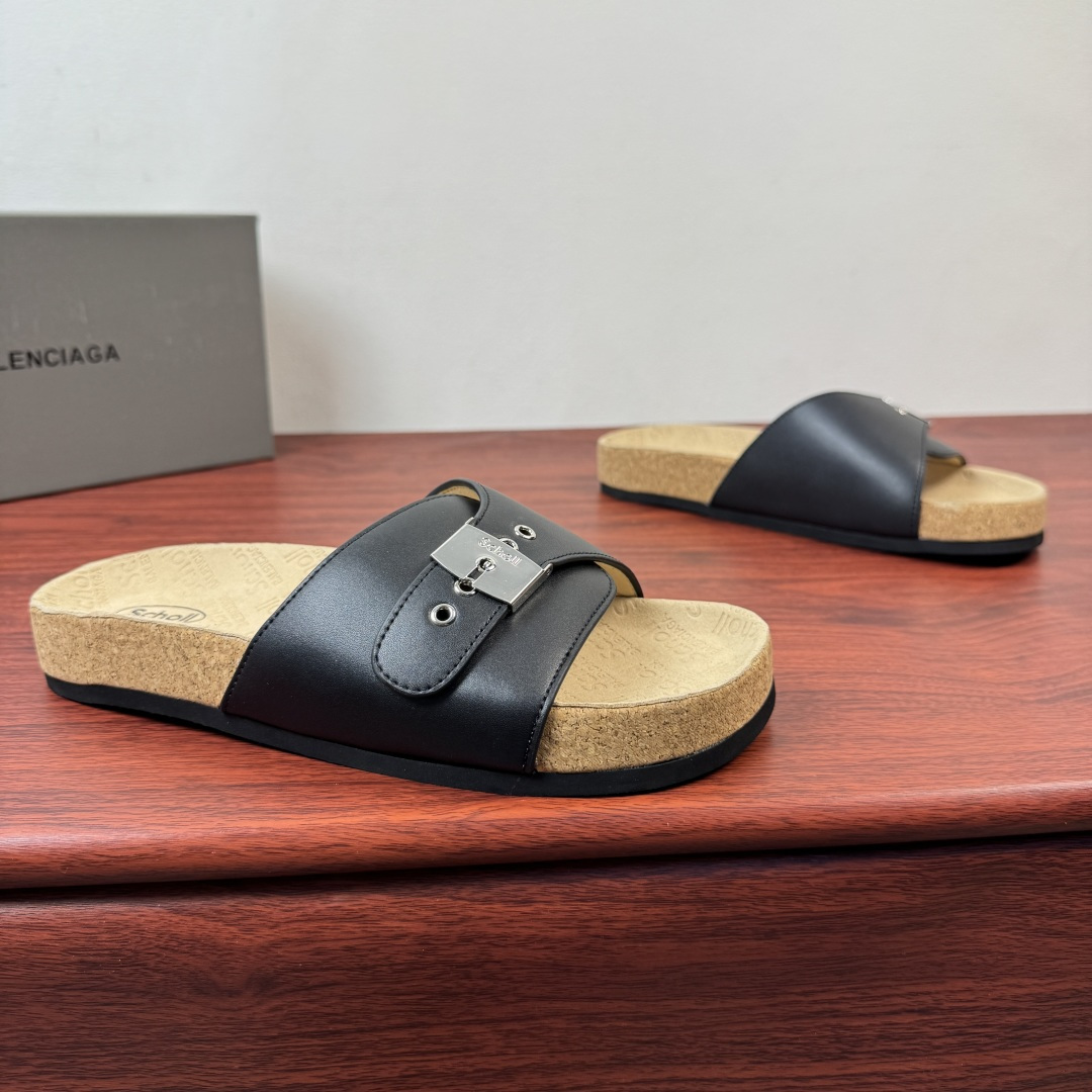 NO:783482,BALENCIAGA I SCHOLL Men's Flat Sandals BALENCIAGA A buckle sandal created in cooperation with Scholl. The Scholl brand is famous for foot health and comfort. This sandal is both practical and fashionable. It has smooth calf leather upper, simple slipper design + metal buckle for easy adjustment. The Scholl and Balenciaga logos are engraved on the buckle. Ergonomic The shoe sole is made of cork material, and the outsole is made of wear-resistant rubber. It is decorated with Scholl and Balenciaga logos. It is light and comfortable on the foot, and it is not tiring to wear for a long time. The open-toe design is breathable, and it is very suitable for summer wear. It can be easily controlled whether it is the beach, commuting or leisure. It is a must-have and versatile item in the summer shoe cabinet! Size 39-40-41-42-43-44 standard leather shoe size (38/45/46 can be customized and non-returnable),,balenciaga,sandals,slippers,cowhide19860909BALENCIAGA I SCHOLL男士平底凉拖 BALENCIAGA 与Scholl合作打造的一款搭扣凉鞋,Scholl品牌以足部健康和舒适著称,这款凉拖兼具实用与时尚,光滑小牛皮革鞋面,简约一字拖鞋设计+金属搭扣调节超方便,搭扣上镌刻Scholl和Balenciaga标识.人体工学鞋底,内底采用软木材质,外底采用耐磨橡胶,其上均饰有Scholl和Balenciaga标识,上脚轻便又舒适,长时间穿也不累,露趾设计透气,夏天穿超合适,无论沙滩、通勤还是休闲都能轻松驾驭,是夏季鞋柜必备百搭单品! 尺码39-40-41-42-43-44 标准皮鞋尺码（38/45/46可定做不退换）,,balenciaga,sandals,slippers,cowhide,Men's shoes