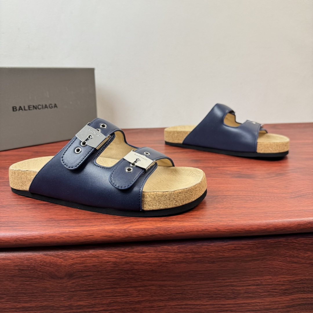 NO:783473,BALENCIAGA I SCHOLL Men's Flat Sandals BALENCIAGA A buckle sandal created in cooperation with Scholl. The Scholl brand is famous for foot health and comfort. This sandal is both practical and fashionable. It has three smooth calf leather uppers, simple design + metal buckle for easy adjustment. The Scholl and Balenciaga logos are engraved on the buckle. Ergonomics The sole of the shoe is made of cork, and the outsole is made of wear-resistant rubber. It is decorated with Scholl and Balenciaga logos. It is light and comfortable on the foot, and it is not tiring to wear for a long time. The open-toe design is breathable, which is very suitable for summer wear. It can be easily controlled whether on the beach, commuting or leisure. It is a must-have and versatile item in the summer shoe cabinet! Size 39-40-41-42-43-44 standard leather shoe size (38/45/46 can be customized and non-returnable),,balenciaga,sandals,cowhide19860909BALENCIAGA I SCHOLL男士平底凉鞋 BALENCIAGA 与Scholl合作打造的一款搭扣凉鞋,Scholl品牌以足部健康和舒适著称,这款凉鞋兼具实用与时尚,三条光滑小牛皮革鞋面,简约设计+金属搭扣调节超方便,搭扣上镌刻Scholl和Balenciaga标识.人体工学鞋底,内底采用软木材质,外底采用耐磨橡胶,其上均饰有Scholl和Balenciaga标识,上脚轻便又舒适,长时间穿也不累,露趾设计透气,夏天穿超合适,无论沙滩、通勤还是休闲都能轻松驾驭,是夏季鞋柜必备百搭单品! 尺码39-40-41-42-43-44 标准皮鞋尺码（38/45/46可定做不退换）,,balenciaga,sandals,cowhide,Men's shoes