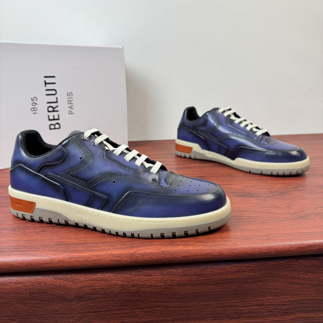 NO:829642,Batch Berluti/Bruti's new men's playoff color leather sneakers, old money style shoes, heavy industry products, highly recommended!  Drawing inspiration from the classic self-running shoe style, it elevates the casual and elegant aesthetics to a higher level, creating a stylish sneaker with a unique style and a gentleman's casual feel. This leather version of the shoe is interpreted by the brand's craftsmen to present retro tones and has a unique style. Classic round toe sports version, Zhen  Choose high-quality calfskin upper with hand-rubbed color details, paired with a flexible and lightweight rubber outsole. The upper is decorated with high-quality waxed cowhide and perforated details. The upper is fully padded with cowhide, and the feet are made of cowhide. The style is fashionable and comfortable. It perfectly interprets the fashionable man and can be suitable for various occasions. Multiple colors are available.  Meet the matching needs of different scenes, complete package!  Size 39-40-41-42-43-44 standard leather shoe size (38/45/46 can be customized and does not support returns) Item number E0187 blue, off white, sneakers, cowhide19860909批 Berluti/布鲁提 新款男士playoff擦色皮革运动鞋 老钱风鞋款 重工精品 强烈推荐入！ 经典自跑鞋风格中汲取灵感,把休闲优雅的美学提升至更高层次,演绎出别具风格且极富绅士休闲感的时尚造型运动鞋,这款皮革版鞋款经品牌工匠演绎呈现复古色调,风格独树一帜.经典圆头运动版型,甄选优质小牛皮鞋面,手工擦色工艺细节,搭配柔韧轻质橡胶大底,鞋面饰以优质打蜡牛皮和开孔细节,全牛皮加衬鞋面,垫脚全牛皮制作,款式时髦又舒适,完美诠释了时尚型男,可适合各种场合.多色可选 满足不同场景搭配需求,全套包装！ 尺码39-40-41-42-43-44 标准皮鞋码（38/45/46可定做不支持退换） 货号E0187 蓝色,,off white,sneakers,cowhide,Men's shoes