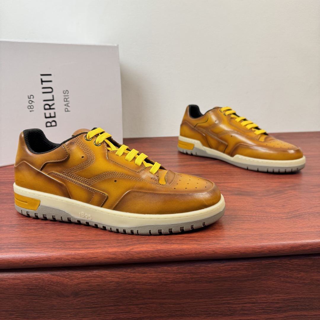 NO:829550,Batch Berluti/Bruti's new men's playoff color leather sneakers, old money style shoes, heavy industry products, highly recommended!  Drawing inspiration from the classic self-running shoe style, it elevates the casual and elegant aesthetics to a higher level, creating a stylish sneaker with a unique style and a gentleman's casual feel. This leather version of the shoe is interpreted by the brand's craftsmen to present retro tones and has a unique style. Classic round toe sports version, Zhen  Choose high-quality calfskin upper with hand-rubbed color details, paired with a flexible and lightweight rubber outsole. The upper is decorated with high-quality waxed cowhide and perforated details. The upper is fully padded with cowhide, and the feet are made of cowhide. The style is fashionable and comfortable. It perfectly interprets the fashionable man and can be suitable for various occasions. Multiple colors are available.  Meet the matching needs of different scenes, complete package!  Size 39-40-41-42-43-44 standard leather shoe size (38/45/46 can be customized and does not support returns) Item number E0187 yellow brown, off white, sneakers, cowhide19860909批 Berluti/布鲁提 新款男士playoff擦色皮革运动鞋 老钱风鞋款 重工精品 强烈推荐入！ 经典自跑鞋风格中汲取灵感,把休闲优雅的美学提升至更高层次,演绎出别具风格且极富绅士休闲感的时尚造型运动鞋,这款皮革版鞋款经品牌工匠演绎呈现复古色调,风格独树一帜.经典圆头运动版型,甄选优质小牛皮鞋面,手工擦色工艺细节,搭配柔韧轻质橡胶大底,鞋面饰以优质打蜡牛皮和开孔细节,全牛皮加衬鞋面,垫脚全牛皮制作,款式时髦又舒适,完美诠释了时尚型男,可适合各种场合.多色可选 满足不同场景搭配需求,全套包装！ 尺码39-40-41-42-43-44 标准皮鞋码（38/45/46可定做不支持退换） 货号E0187 黄棕,,off white,sneakers,cowhide,Men's shoes