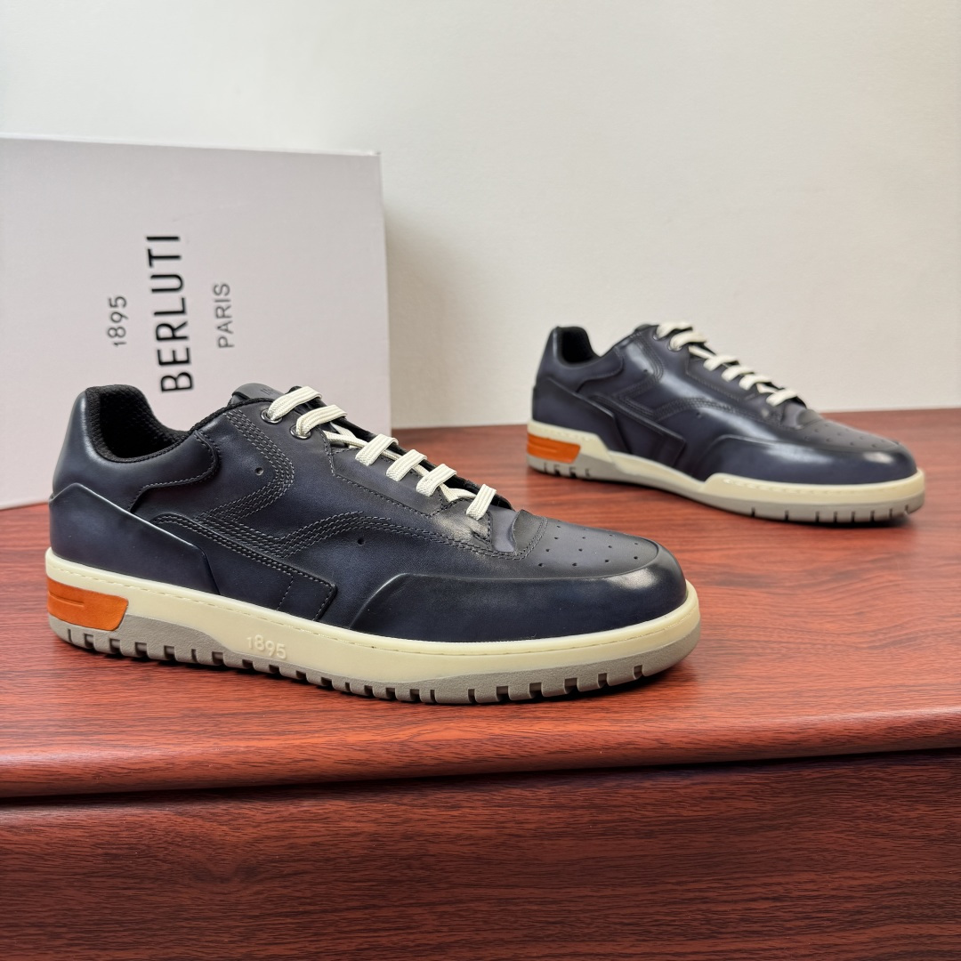 NO:829559,Batch Berluti/Bruti's new men's playoff color leather sneakers, old money style shoes, heavy industry products, highly recommended!  Drawing inspiration from the classic self-running shoe style, it elevates the casual and elegant aesthetics to a higher level, creating a stylish sneaker with a unique style and a gentleman's casual feel. This leather version of the shoe is interpreted by the brand's craftsmen to present retro tones and has a unique style. Classic round toe sports version, Zhen  Choose high-quality calfskin upper with hand-rubbed color details, paired with a flexible and lightweight rubber outsole. The upper is decorated with high-quality waxed cowhide and perforated details. The upper is fully padded with cowhide, and the feet are made of cowhide. The style is fashionable and comfortable. It perfectly interprets the fashionable man and can be suitable for various occasions. Multiple colors are available.  Meet the matching needs of different scenes, complete package!  Size 39-40-41-42-43-44 standard leather shoe size (38/45/46 can be customized and does not support returns) Item number E0187 gray, off white, sneakers, cowhide19860909批 Berluti/布鲁提 新款男士playoff擦色皮革运动鞋 老钱风鞋款 重工精品 强烈推荐入！ 经典自跑鞋风格中汲取灵感,把休闲优雅的美学提升至更高层次,演绎出别具风格且极富绅士休闲感的时尚造型运动鞋,这款皮革版鞋款经品牌工匠演绎呈现复古色调,风格独树一帜.经典圆头运动版型,甄选优质小牛皮鞋面,手工擦色工艺细节,搭配柔韧轻质橡胶大底,鞋面饰以优质打蜡牛皮和开孔细节,全牛皮加衬鞋面,垫脚全牛皮制作,款式时髦又舒适,完美诠释了时尚型男,可适合各种场合.多色可选 满足不同场景搭配需求,全套包装！ 尺码39-40-41-42-43-44 标准皮鞋码（38/45/46可定做不支持退换） 货号E0187 灰色,,off white,sneakers,cowhide,Men's shoes