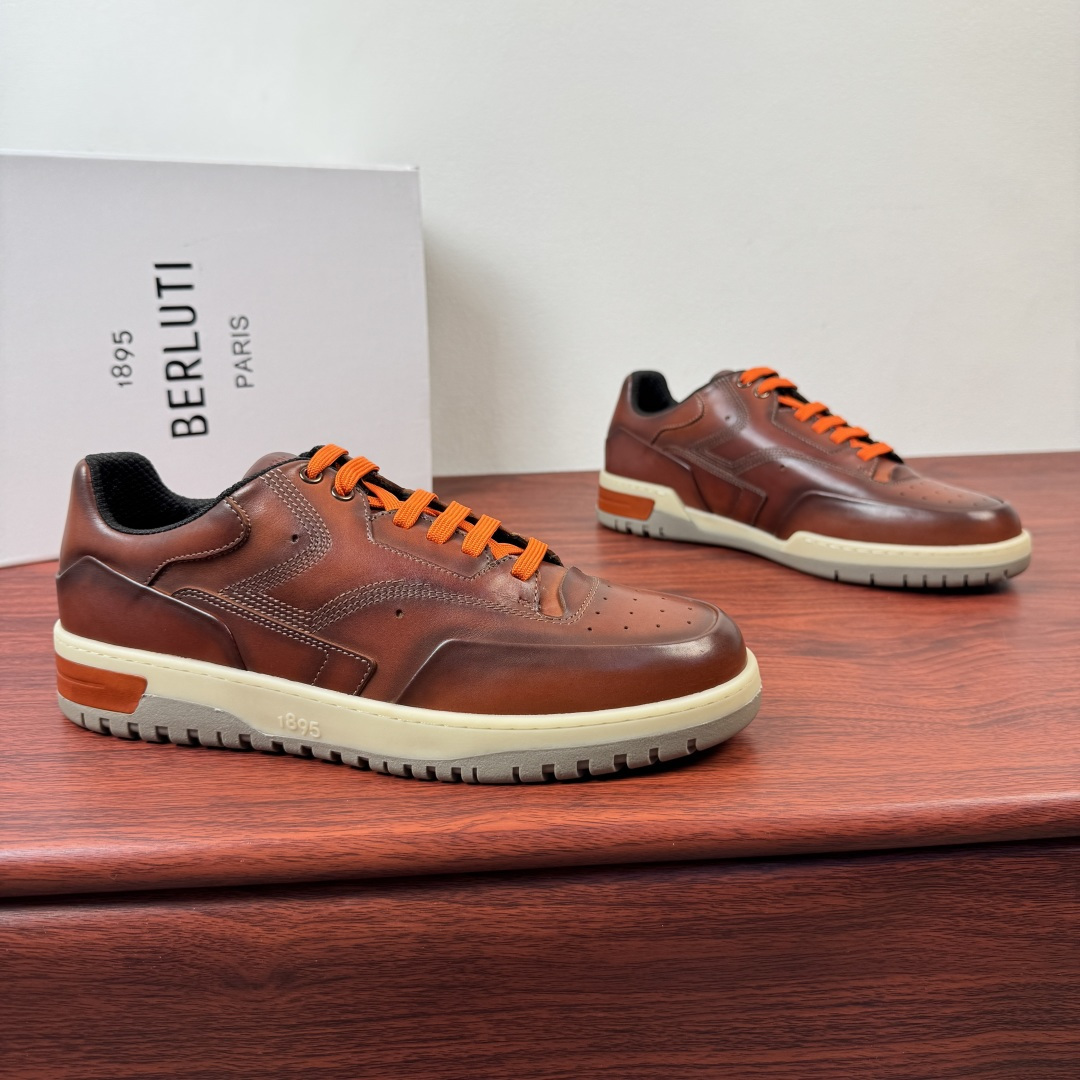 NO:829569,Batch Berluti/Bruti's new men's playoff color leather sneakers, old money style shoes, heavy industry products, highly recommended!  Drawing inspiration from the classic self-running shoe style, it elevates the casual and elegant aesthetics to a higher level, creating a stylish sneaker with a unique style and a gentleman's casual feel. This leather version of the shoe is interpreted by the brand's craftsmen to present retro tones and has a unique style. Classic round toe sports version, Zhen  Choose high-quality calfskin upper with hand-rubbed color details, paired with a flexible and lightweight rubber outsole. The upper is decorated with high-quality waxed cowhide and perforated details. The upper is fully padded with cowhide, and the feet are made of cowhide. The style is fashionable and comfortable. It perfectly interprets the fashionable man and can be suitable for various occasions. Multiple colors are available.  Meet the matching needs of different scenes, complete package!  Size 39-40-41-42-43-44 standard leather shoe size (38/45/46 can be customized and does not support returns) Item number E0187 red brown, off white, sneakers, cowhide19860909批 Berluti/布鲁提 新款男士playoff擦色皮革运动鞋 老钱风鞋款 重工精品 强烈推荐入！ 经典自跑鞋风格中汲取灵感,把休闲优雅的美学提升至更高层次,演绎出别具风格且极富绅士休闲感的时尚造型运动鞋,这款皮革版鞋款经品牌工匠演绎呈现复古色调,风格独树一帜.经典圆头运动版型,甄选优质小牛皮鞋面,手工擦色工艺细节,搭配柔韧轻质橡胶大底,鞋面饰以优质打蜡牛皮和开孔细节,全牛皮加衬鞋面,垫脚全牛皮制作,款式时髦又舒适,完美诠释了时尚型男,可适合各种场合.多色可选 满足不同场景搭配需求,全套包装！ 尺码39-40-41-42-43-44 标准皮鞋码（38/45/46可定做不支持退换） 货号E0187 红棕,,off white,sneakers,cowhide,Men's shoes