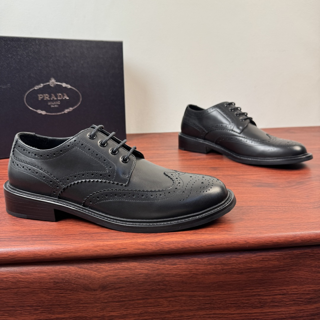 NO:832114,Batch PRADA/Prada men's new leather derby shoes, heavy-duty brogue style leather sole formal leather shoes!  Top-notch products produced in Wanguan!  This almond-shaped toe derby shoe is made of polished glossy open-edge beaded cowhide/calfskin, classic hand-rubbing process, multiple composite stitching, classic British version, exquisite mark stitching, thick laces to highlight the ruggedness of men, reinterpreting the classic, showing elegance and grandeur, dyed calfskin lining, the same upper material logo half-foot support, comfortable and breathable without rubbing the feet, genuine leather welt  The genuine leather outsole with rubber backing splicing decoration embodies modern style. At the same time, it has excellent anti-slip performance and has a stylish upper foot, which can be used in various occasions!  Comes complete with original box packaging!  Size 39-40-41-42-43-44 Leather shoe size (can be customized to 38.45.46) Item No. 2ED409-1 Cowhide, prada, prada, cowhide, Leather soles19860909批 PRADA/普拉达 男士新款皮革德比鞋 重工打造布洛克风格皮底正装皮鞋！ 莞产顶级精品！这款杏仁型鞋头德比鞋采用擦色亮面开边珠牛皮/小牛皮制成,经典手工擦色工艺,多重复合拼接,经典英伦版型,精致马克缝线,加粗系带凸显男性粗犷,重新演绎经典,尽显优雅和大气,本染小牛皮内里,同鞋面材质徽标半垫脚加持,舒适透气不磨脚,真皮沿条 真皮大底搭配橡胶底片拼接装饰释放现代格调德同时,具有极好的防滑性能,上脚有型,可出入各种场合！配原盒全套包装！ 尺码39-40-41-42-43-44 皮鞋尺码（可定制38.45.46） 货号2ED409-1 牛皮,,prada,prada,cowhide,Leather soles,Men's shoes